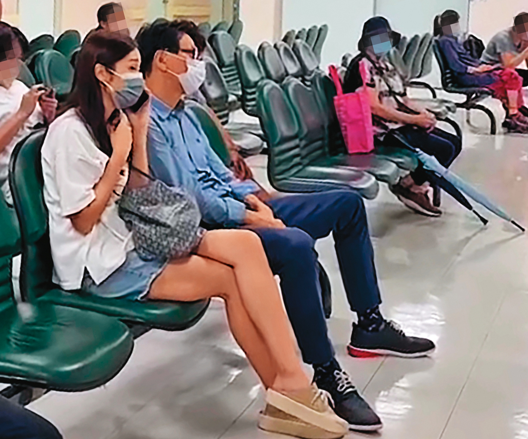 3日晚間，邱子芯（左）被目擊和一名眼鏡熟男現身台北馬偕醫院婦科候診。（讀者提供）