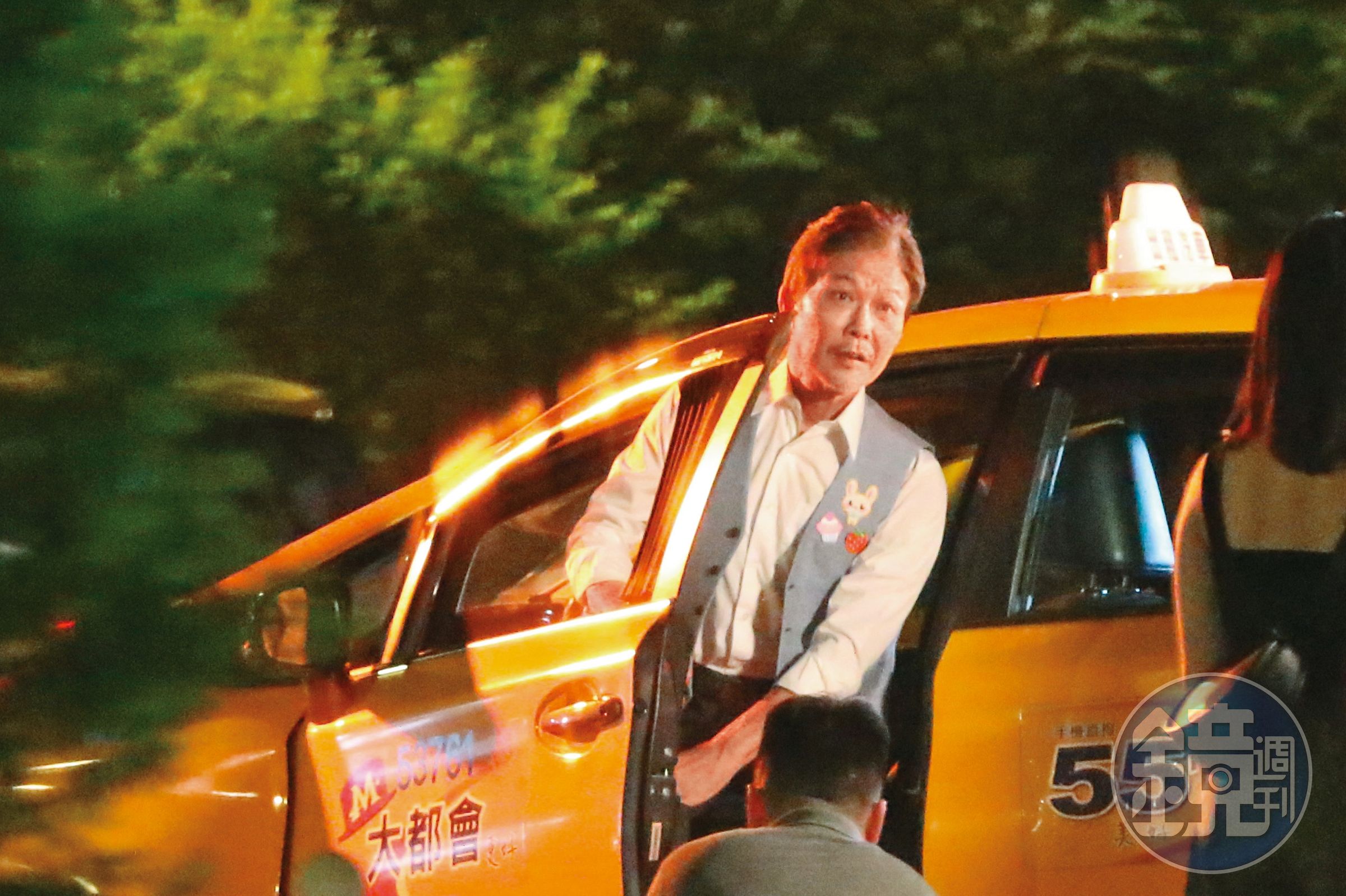 19:38 錢小豪在MV中疑似飾演計程車司機。