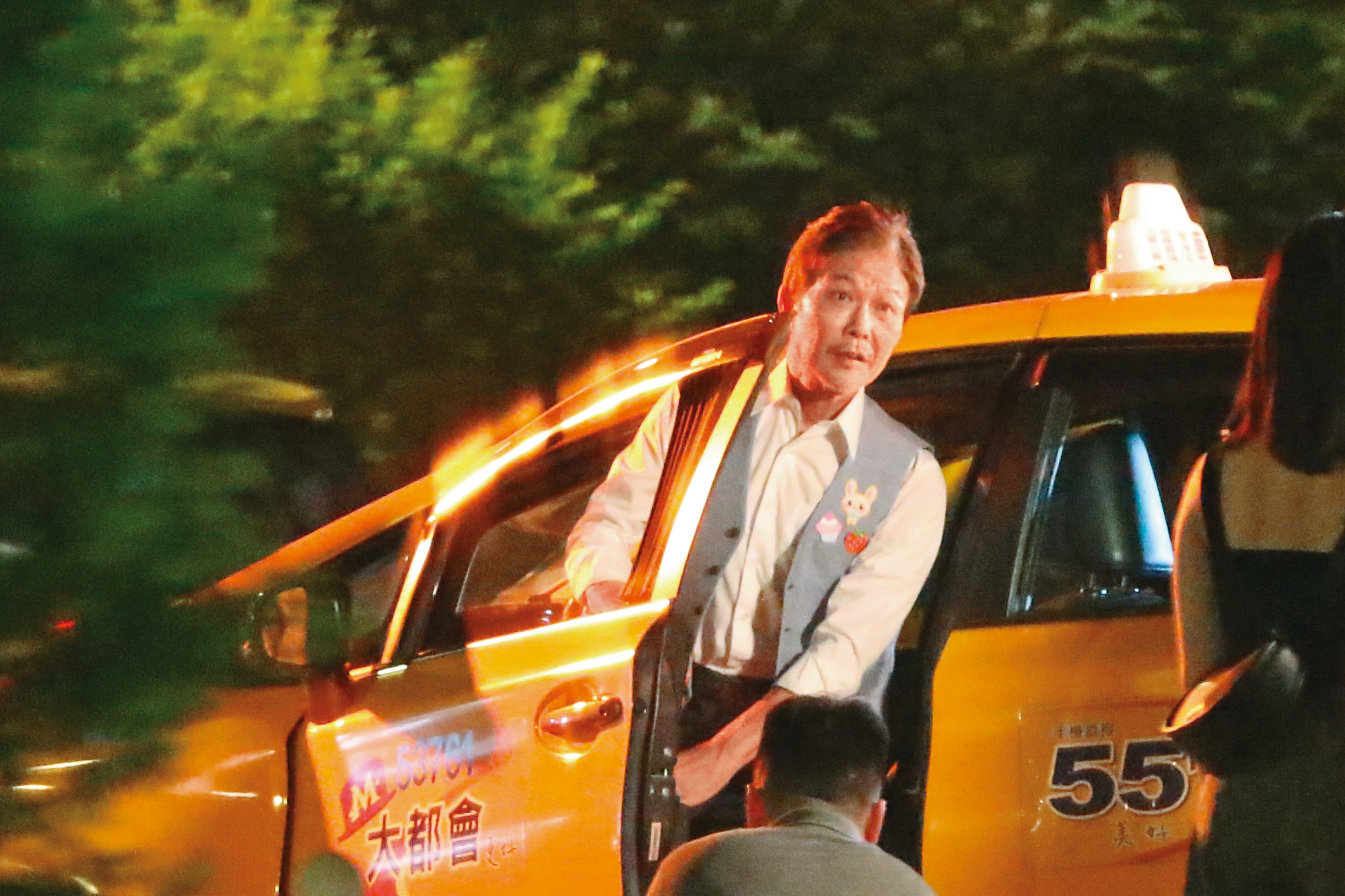 19：38 錢小豪在MV中疑似飾演計程車司機。