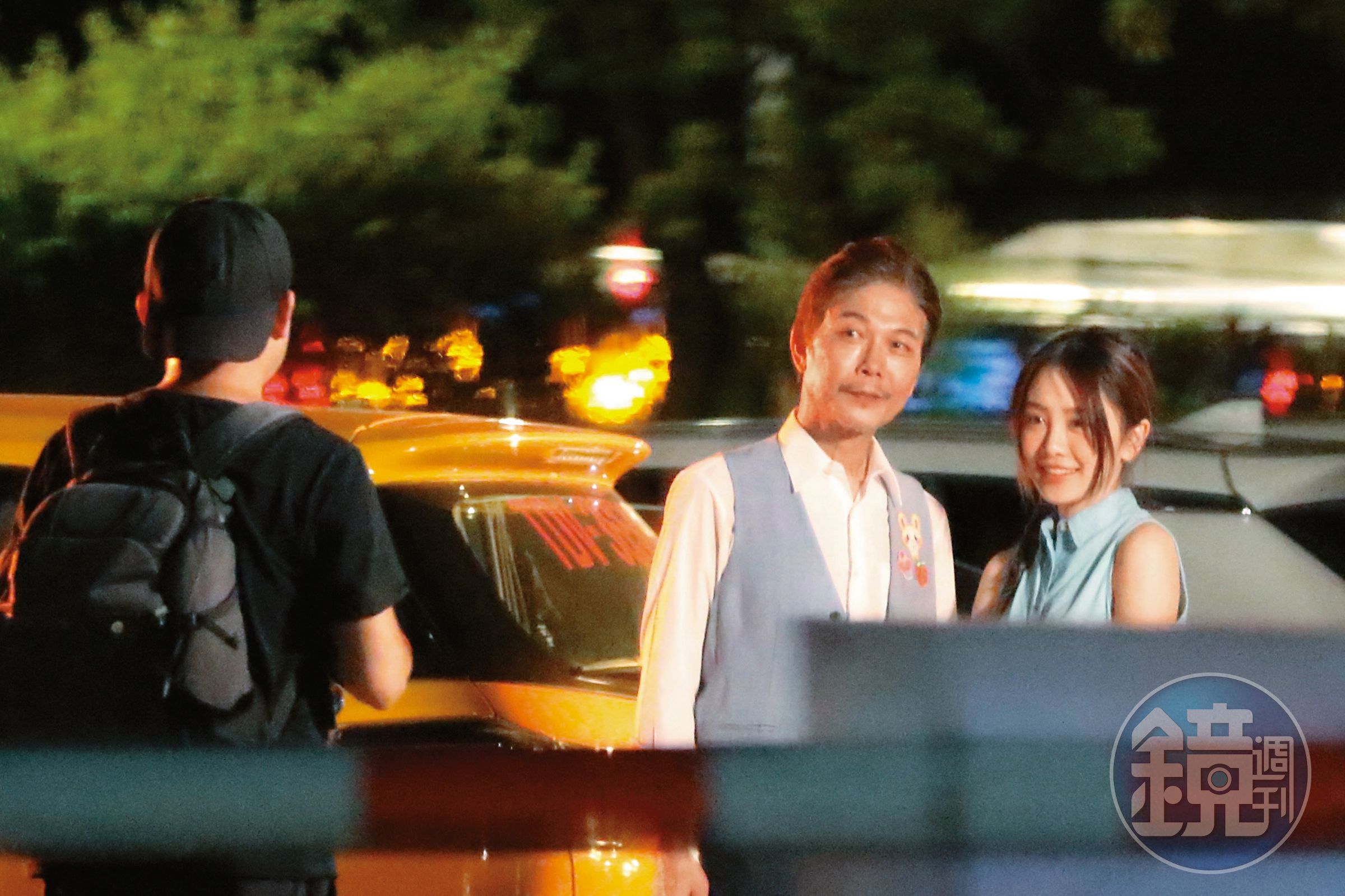 19:57 錢小豪(左)在片場當起人形立牌,被新生代演員李若潼(右)要求合影。