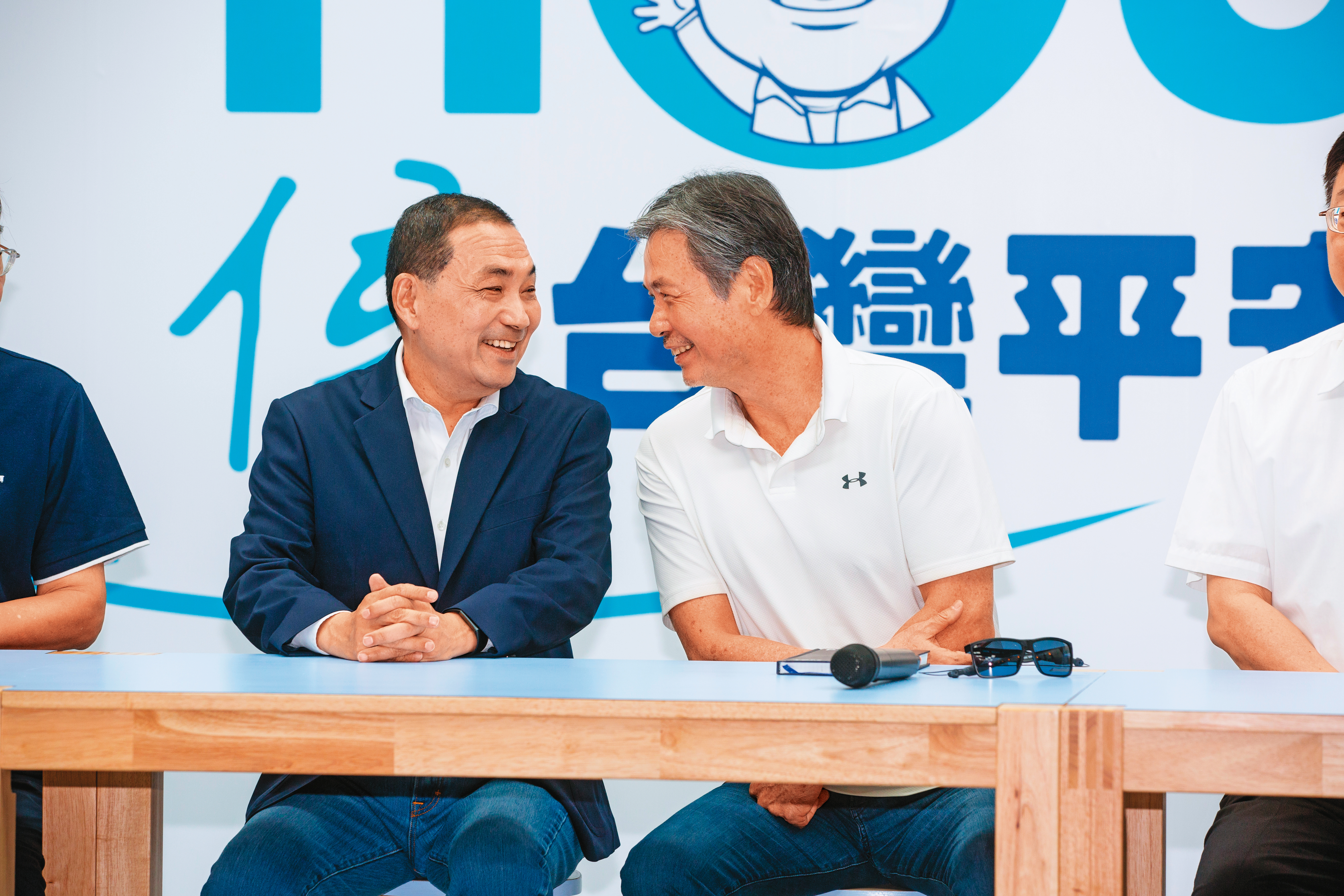 金溥聰（右）入侯友宜（左）選戰幕府，助侯新瓶裝舊酒，新攤賣舊貨未必沒市場，關鍵是，舊酒是否為好酒。