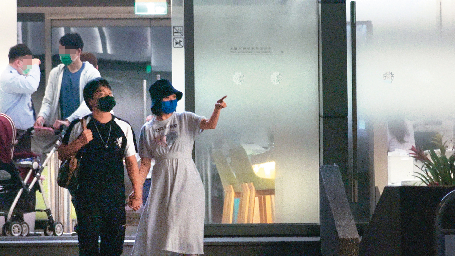 李亮瑾(右)去年和老公張峰奇(左)前往婦產科檢查,現二寶已出生。