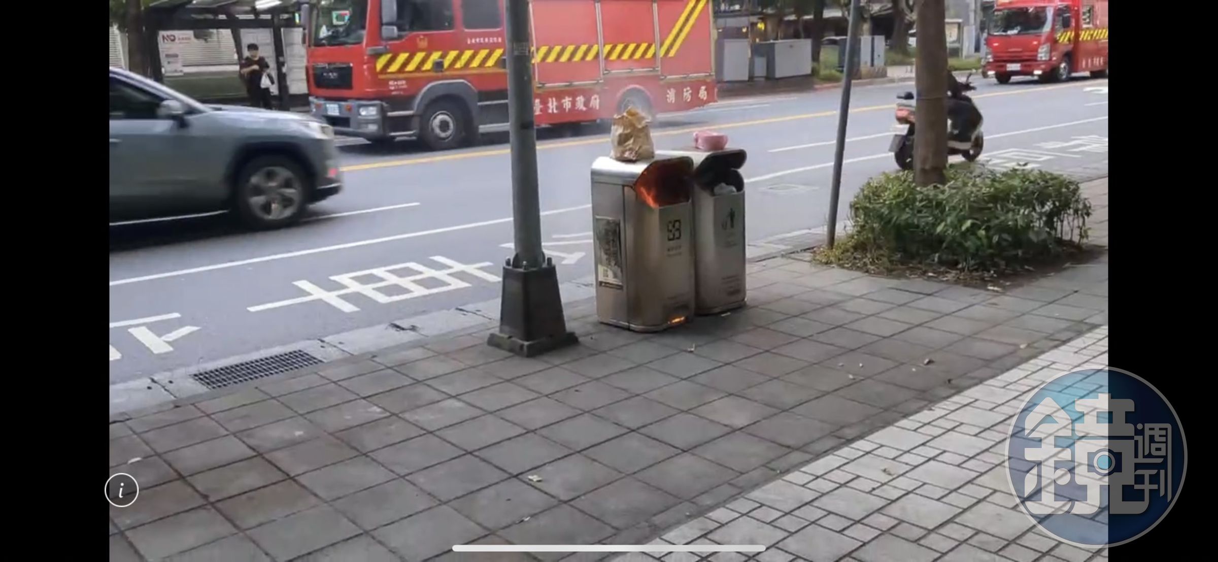 北市南港區一處垃圾桶疑被丟入未熄滅菸蒂引發火災。（翻攝畫面）