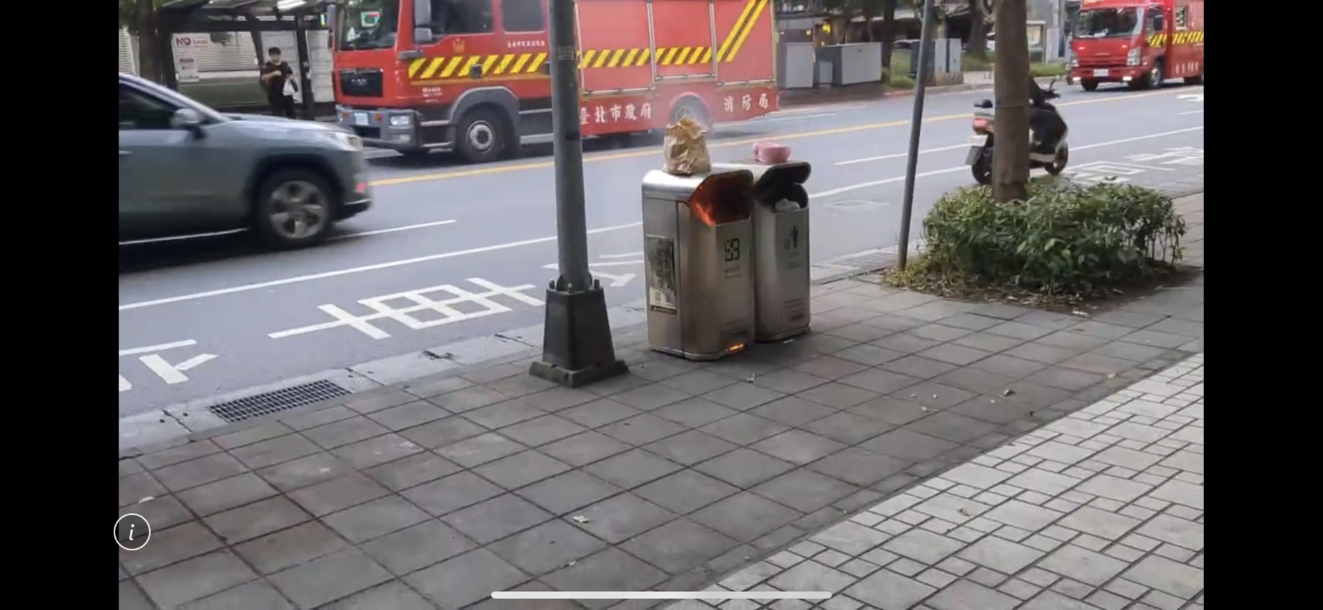 北市南港區一處垃圾桶疑被丟入未熄滅菸蒂引發火災。（翻攝畫面）