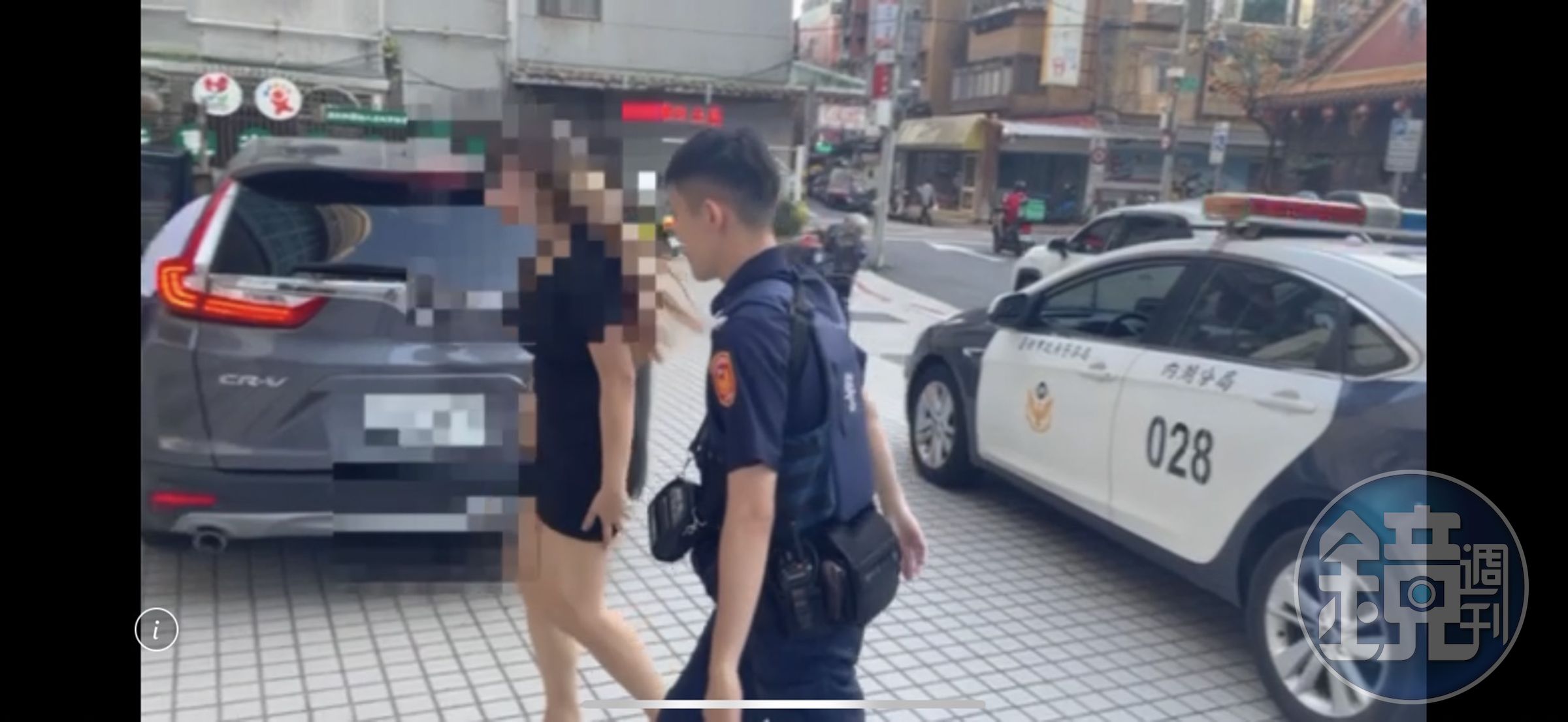警方逮捕涉嫌從事性交易的黃姓應召女送辦。（翻攝畫面）