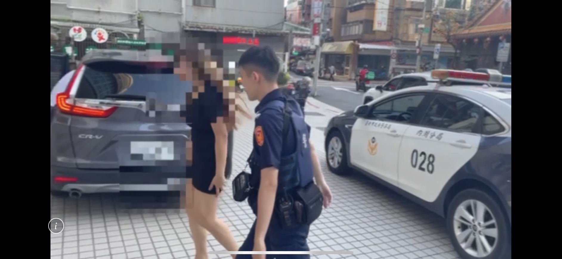 警方逮捕涉嫌從事性交易的黃姓應召女送辦。（翻攝畫面）