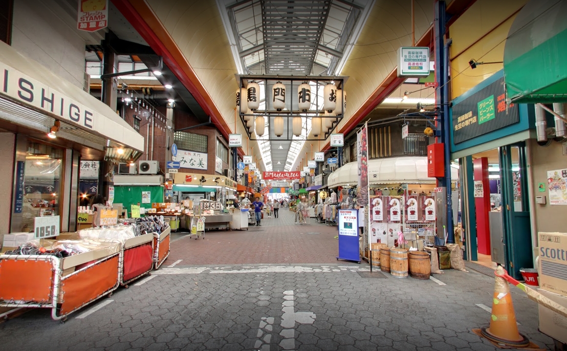 黑門市場因為哄抬價格，痛宰觀光客，被當地大阪人視為「大阪之恥」。（翻攝Google實景圖）