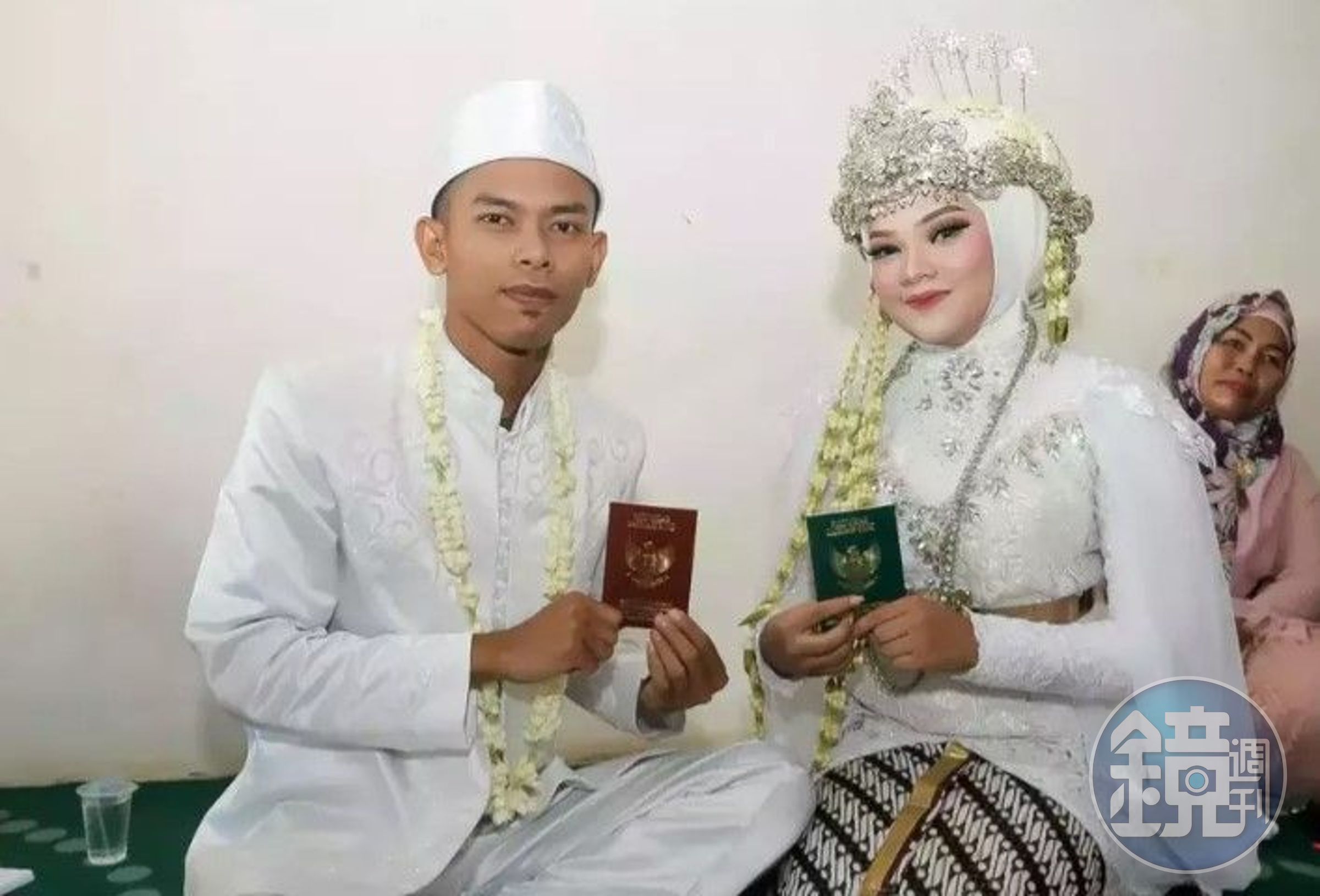 印尼一名26歲男子法赫米(Fahmi Husaeni)上月25日與21歲的妻子昂姬(Anggi Anggraeni)結婚,然而新婚隔天,妻子說要去買炸雞卻是與前男友私奔。(翻攝自TikTok)