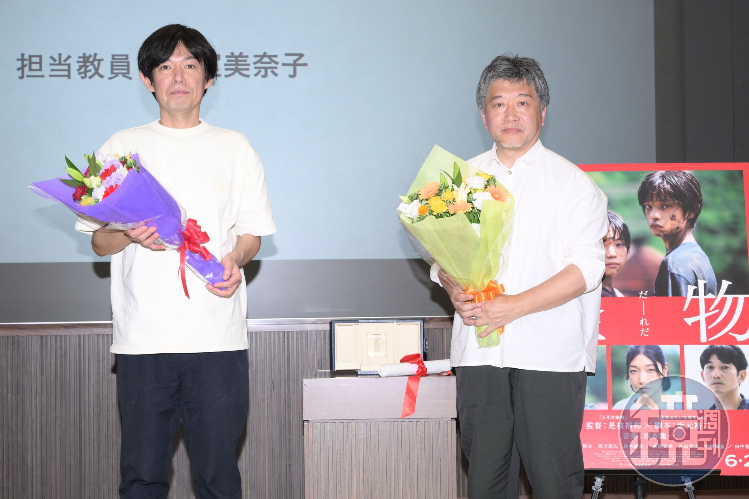 是枝裕和導演(右)首次與編劇坂元裕二合作《怪物》,電影在台首週週末票房改寫是枝過去的紀錄。(翻攝自《怪物》Twitter)