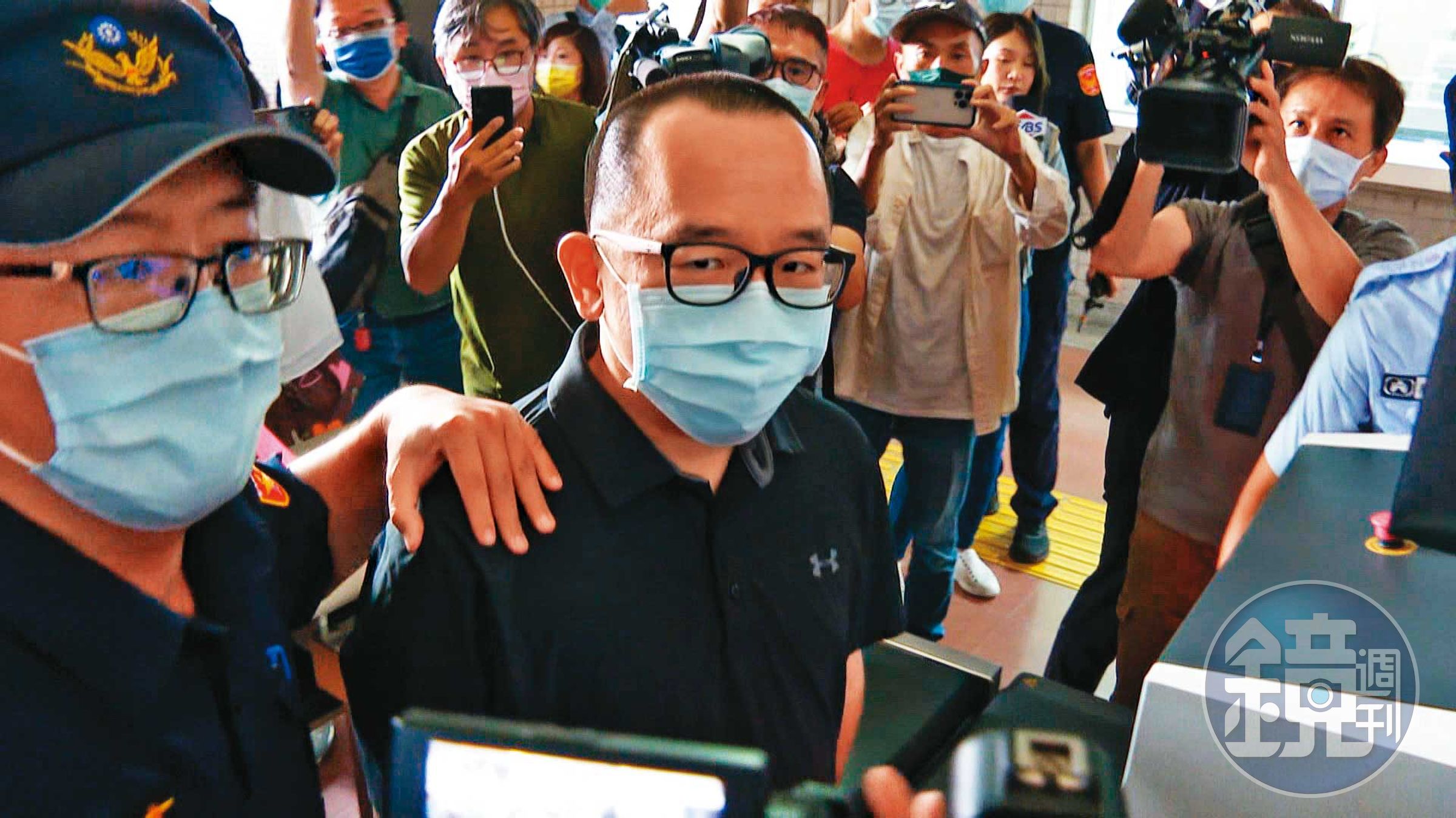 前高雄市議員陳致中(中)因洗錢、偽證罪,遭判刑定讞,今年5月入監服刑。(翻攝鏡新聞)