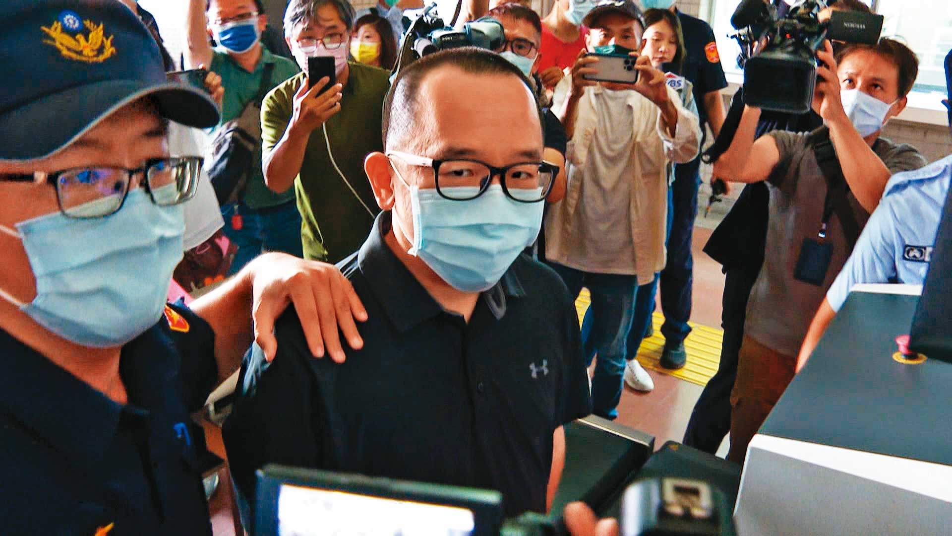 前高雄市議員陳致中（中）因洗錢、偽證罪，遭判刑定讞，今年5月入監服刑。（翻攝鏡新聞）