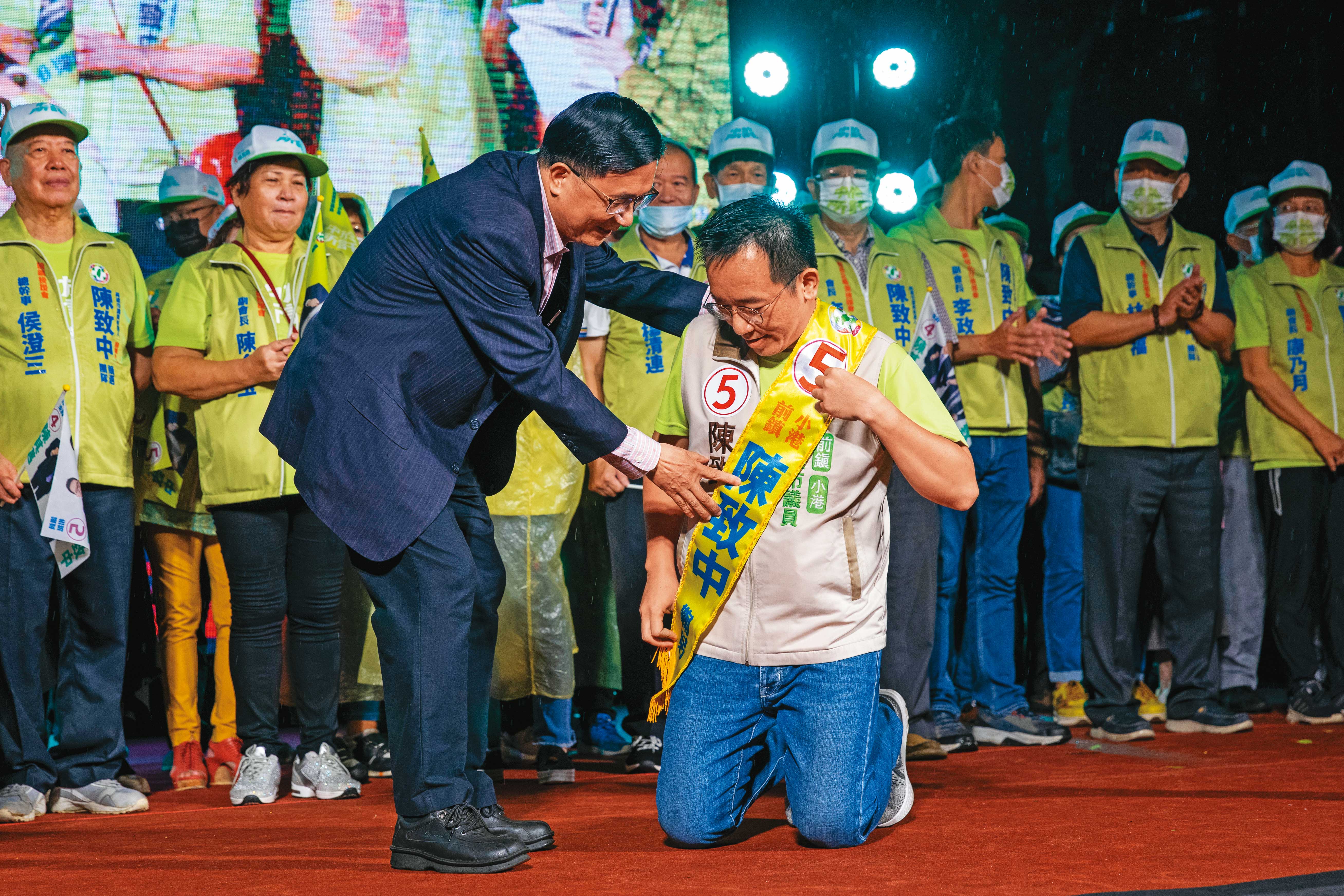 陳致中（右）三度當選議員，但其中兩次都因為遭判刑被解職。（本刊資料照）