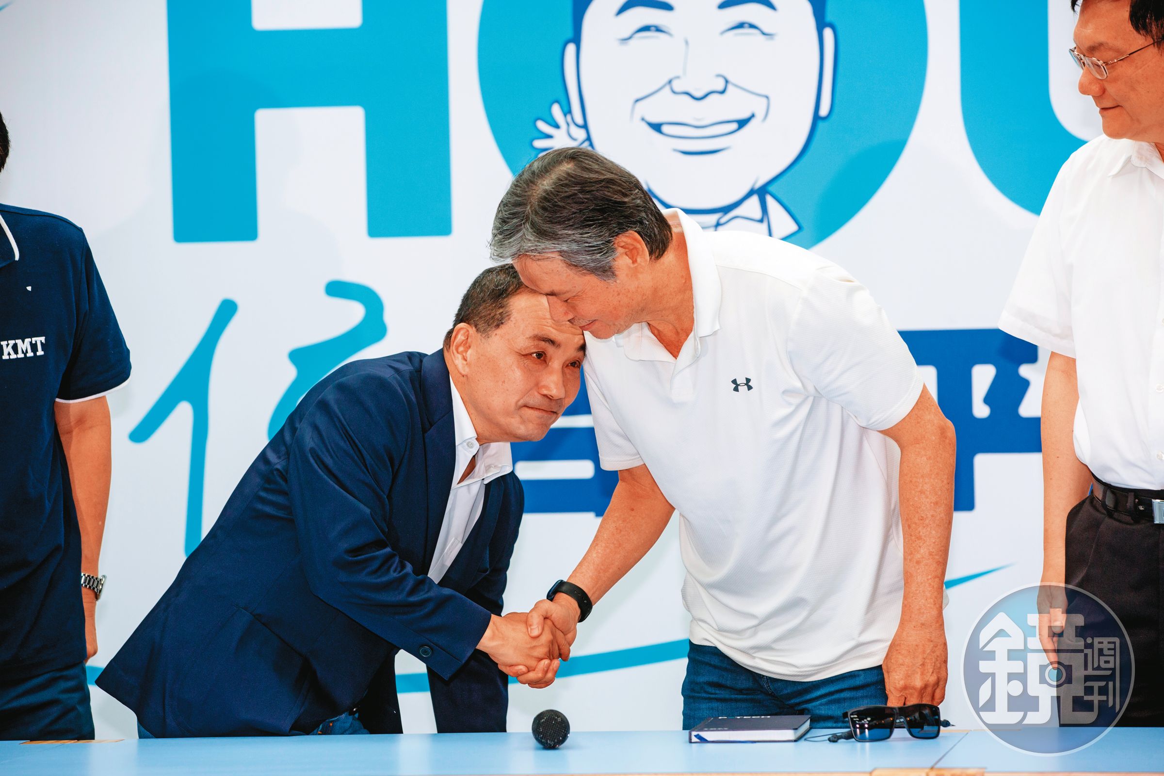侯友宜(左)力邀金溥聰(右)入陣操盤,盼借重金的政治能量穩定軍心,為選情止血。