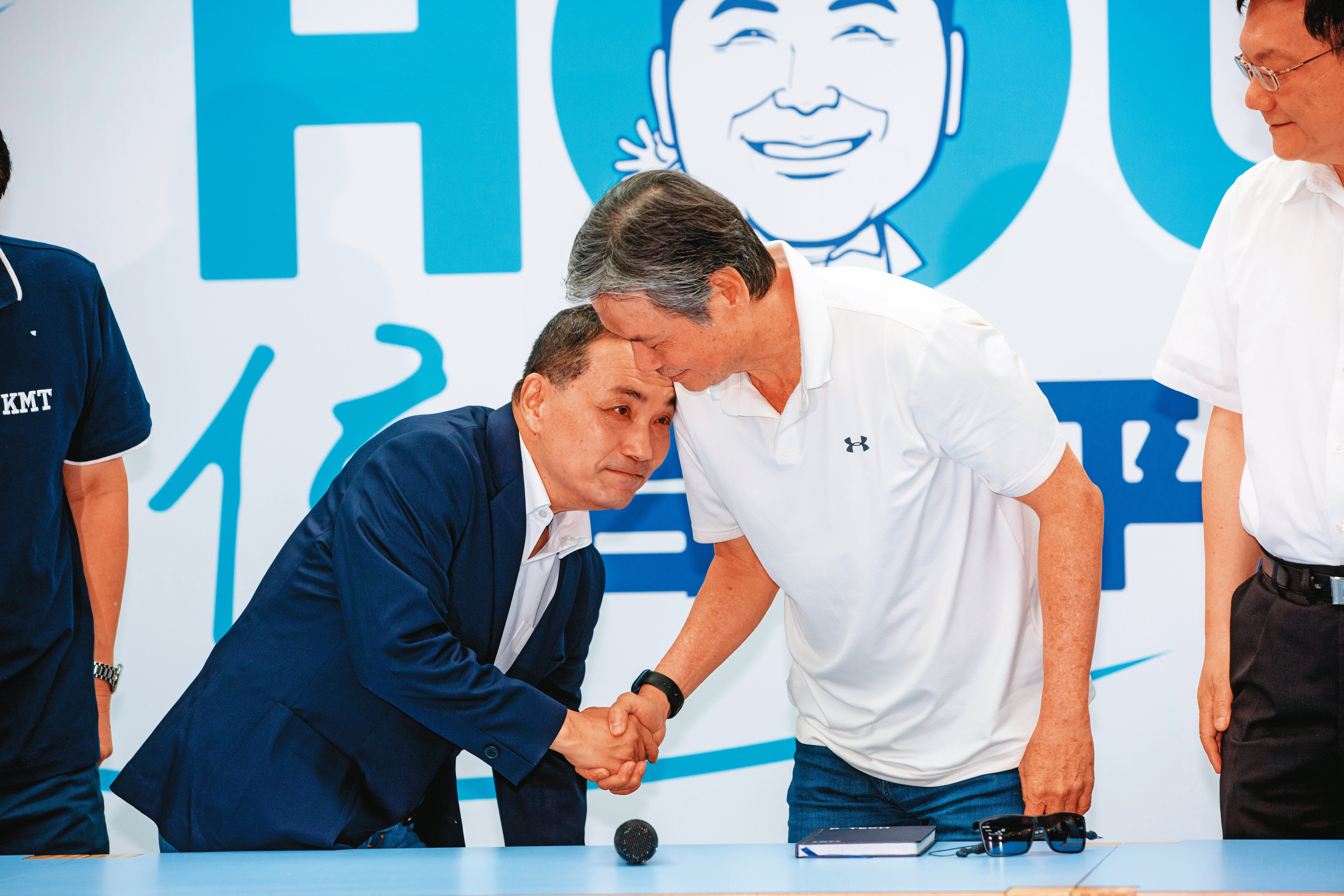 侯友宜(左)力邀金溥聰(右)入陣操盤,盼借重金的政治能量穩定軍心,為選情止血。