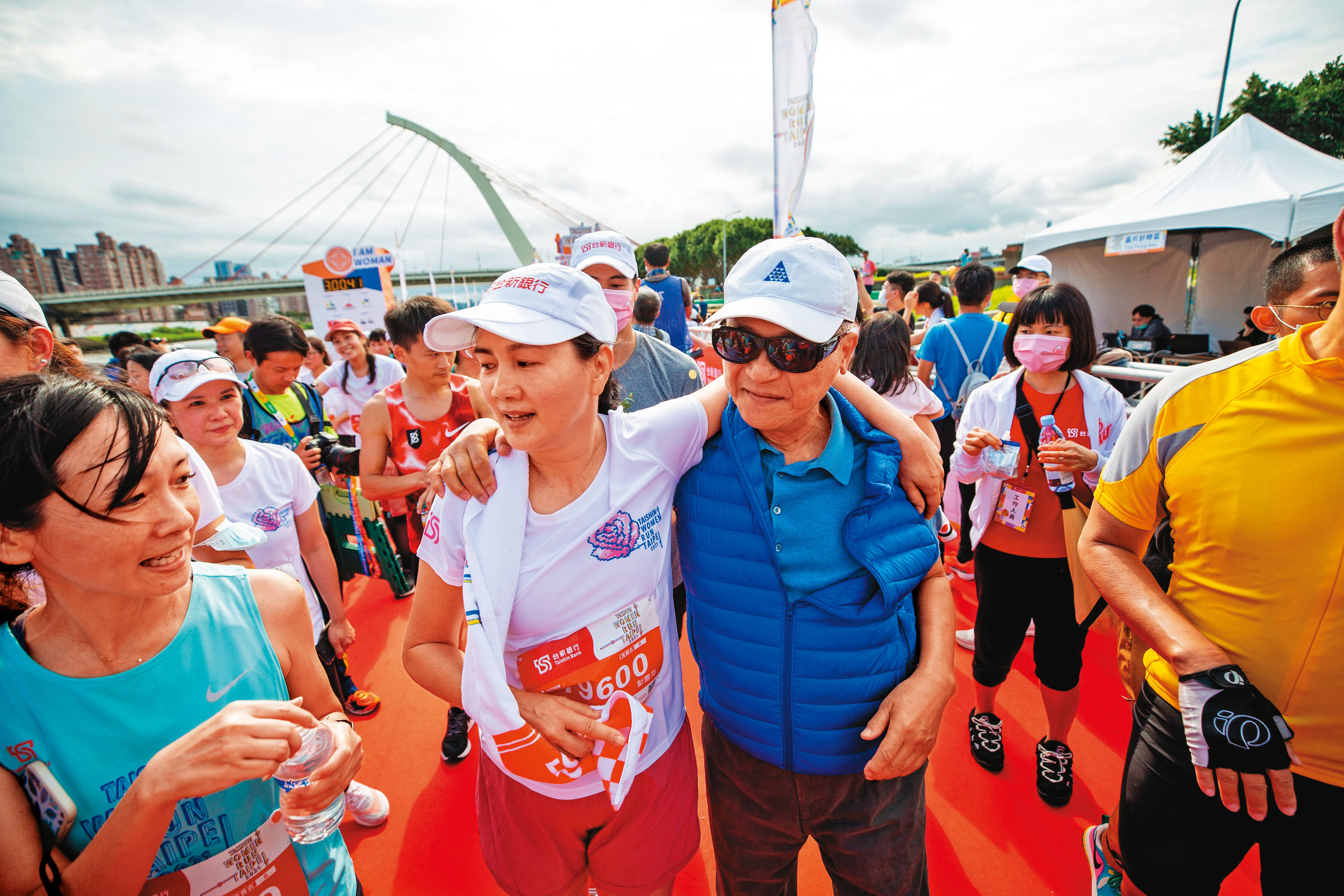 吳東亮、彭雪芬夫婦近年也熱衷運動賽事，力挺吳昕豪成立籃球隊。