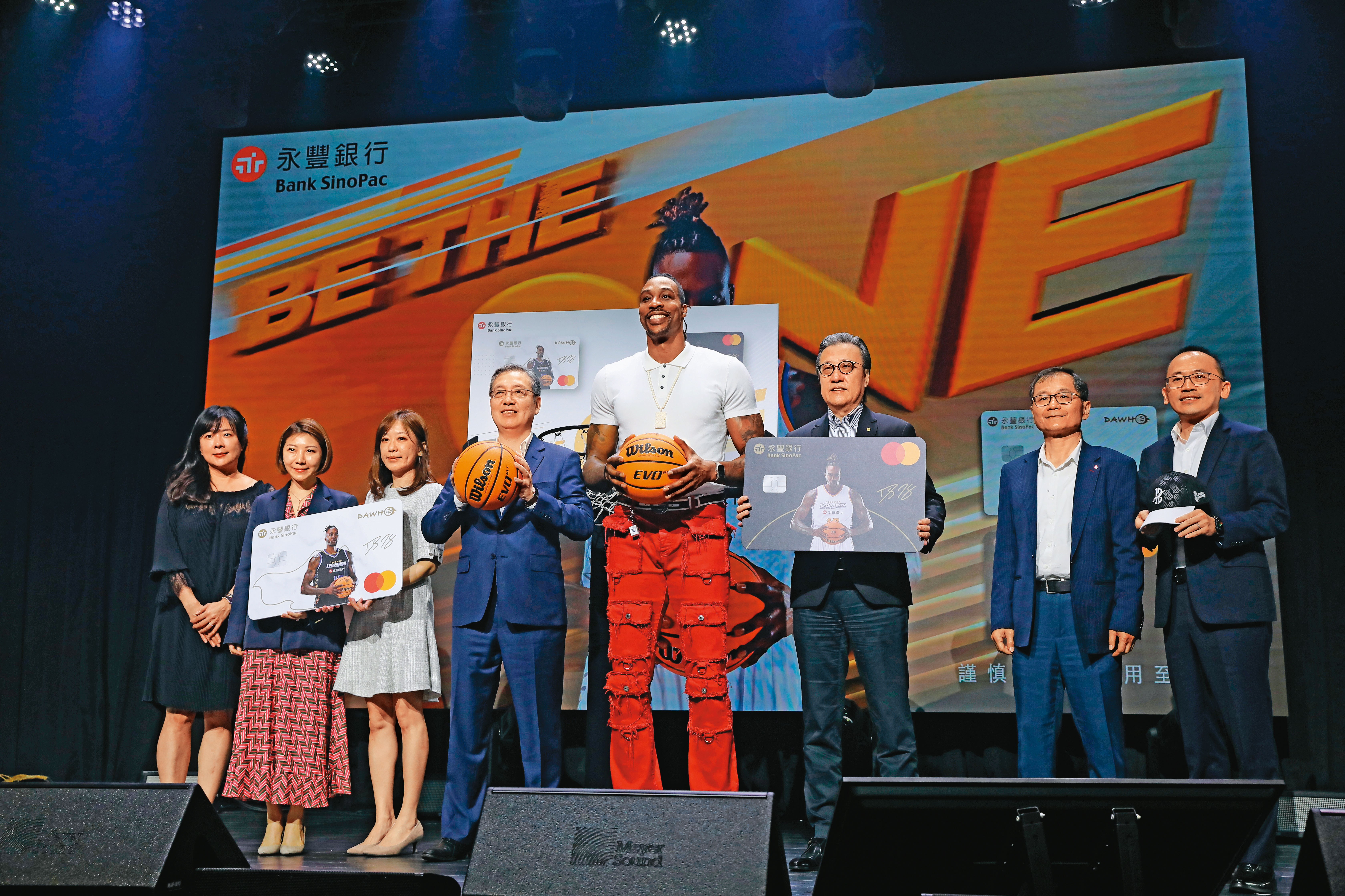 NBA球星魔獸霍華德（右3）吹起台灣籃球熱，也替冠名贊助商永豐銀創造效益。