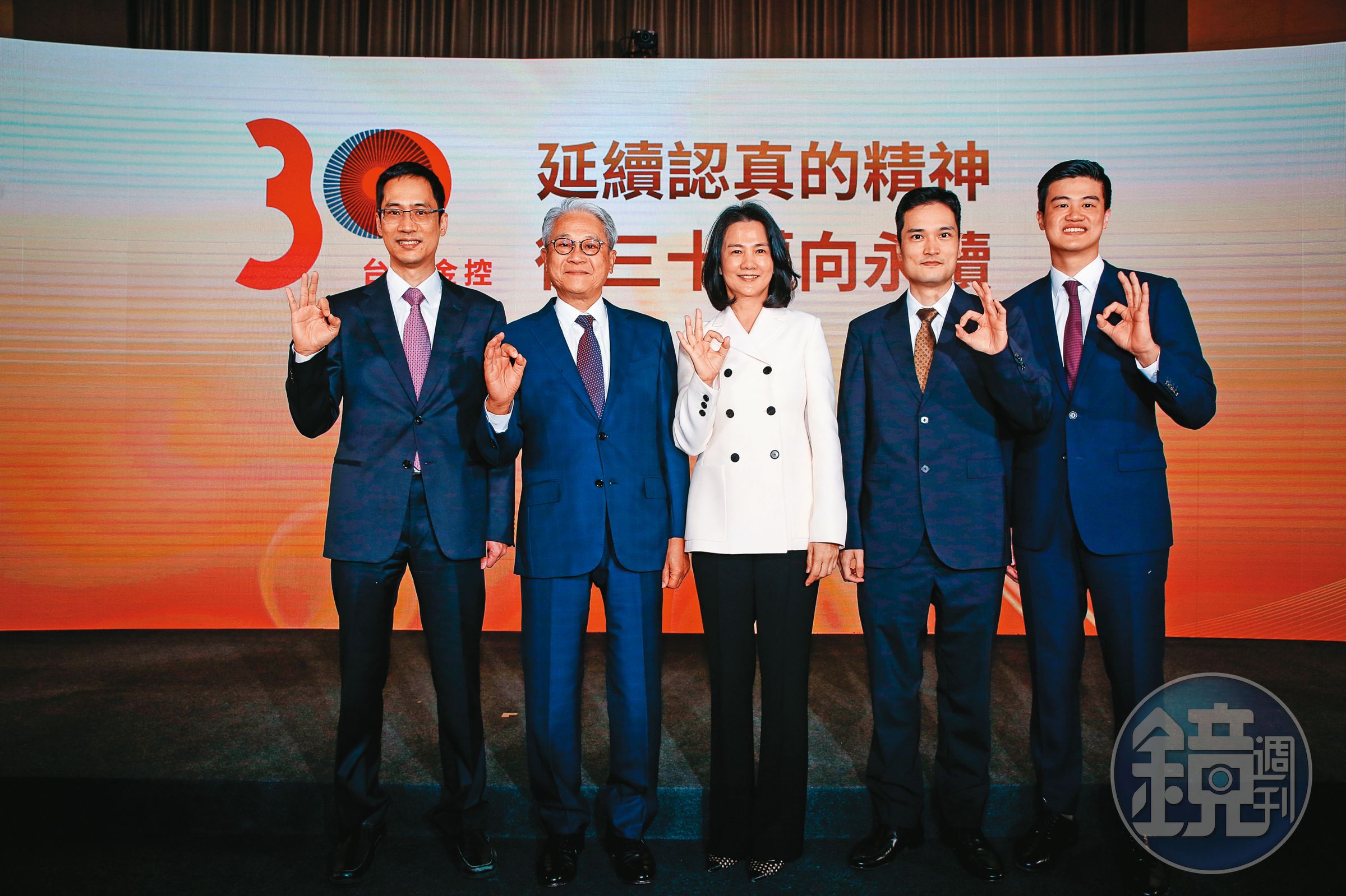 台新金去年成立30週年，被吳東亮培養當接班人的吳昕豪和爸媽、堂兄一同合照。