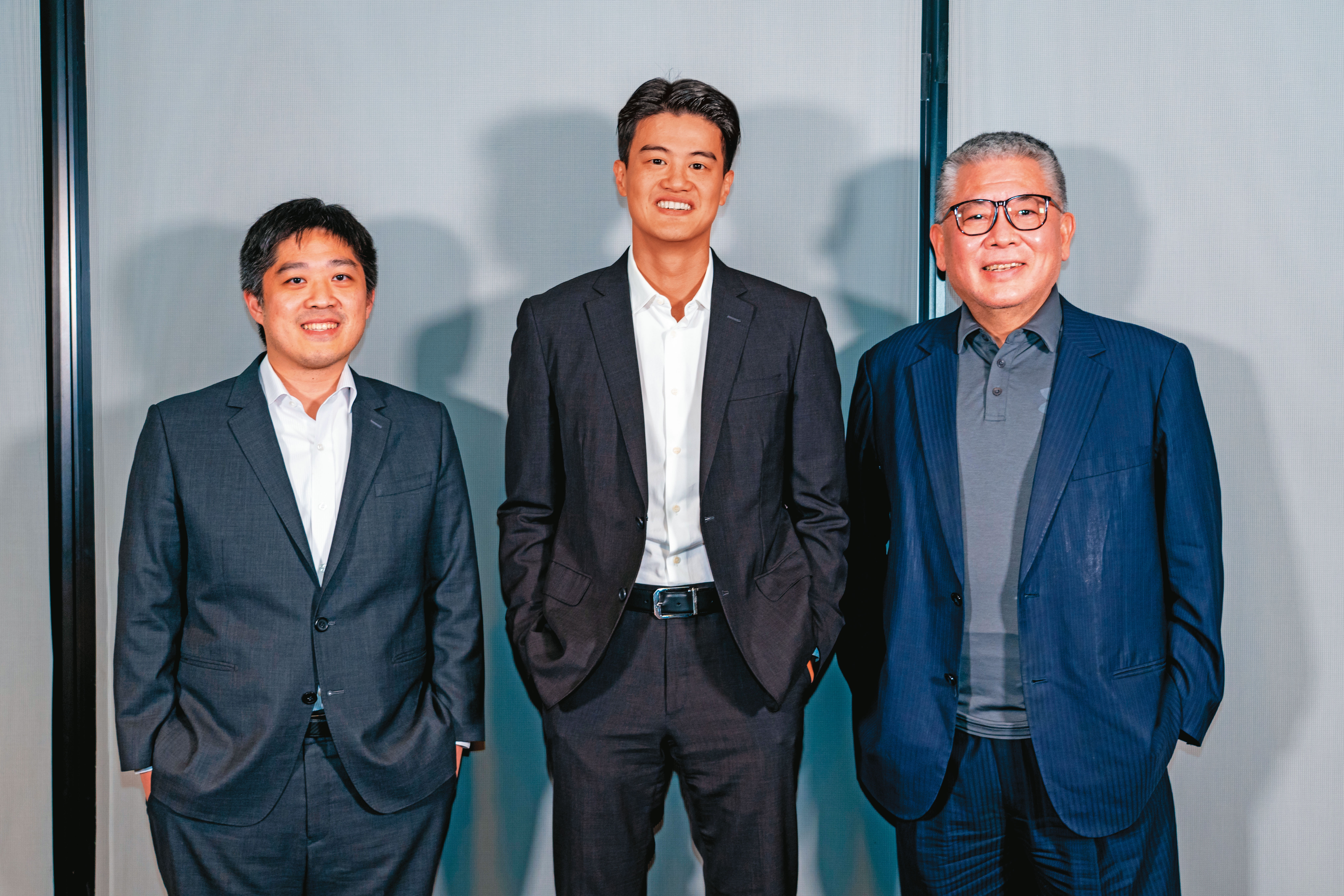 台新少主吳昕豪（中）操盤籌組自有球隊，由林祐廷（左）擔任台新育樂總經理，台新銀總經理（右）擔任球隊領隊。（台新提供）