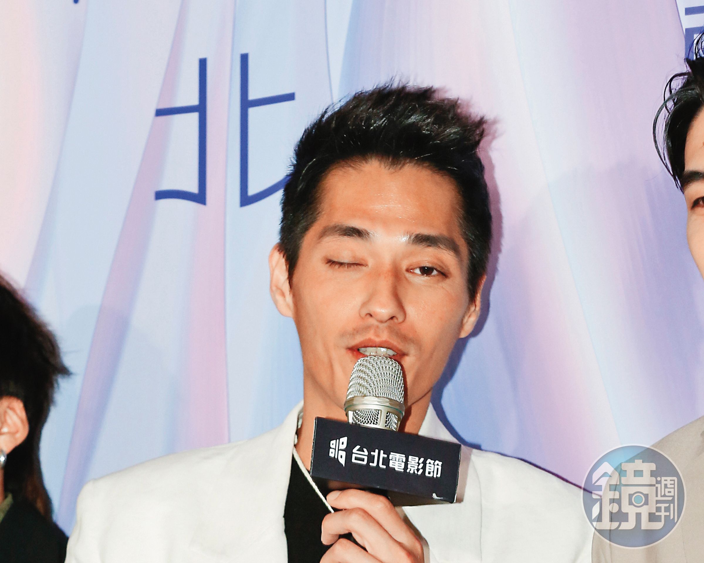 全天下老公都希望老婆睜一隻眼、閉一隻眼吧，藍正龍遲來的親身圖解。（並沒有）