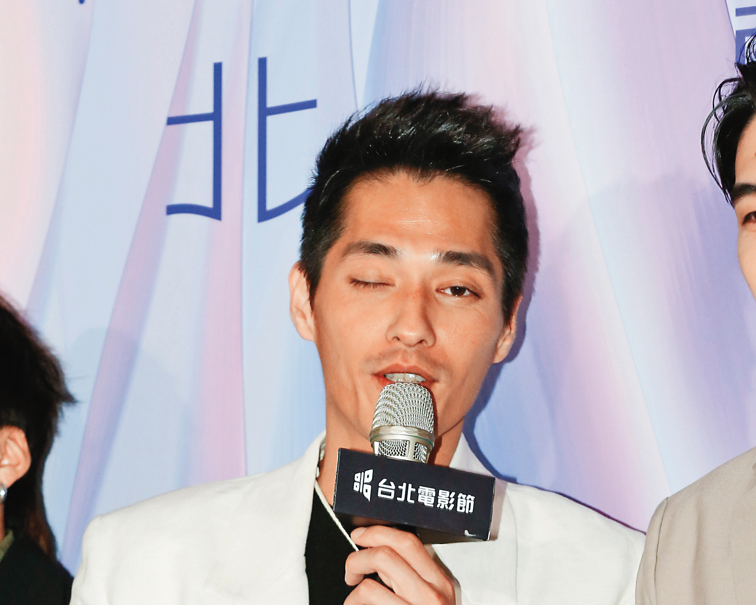 全天下老公都希望老婆睜一隻眼、閉一隻眼吧，藍正龍遲來的親身圖解。（並沒有）