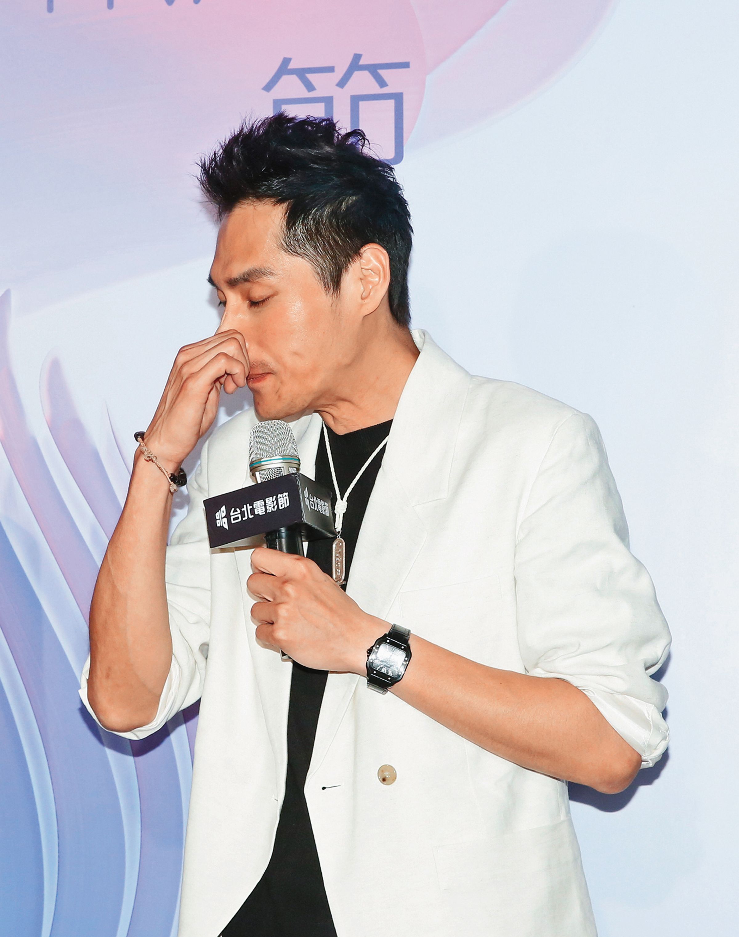 藍正龍當眾擤鼻有損偶像人設吼？人家現在是導演，專業比偶包重要啦！（遞面紙）