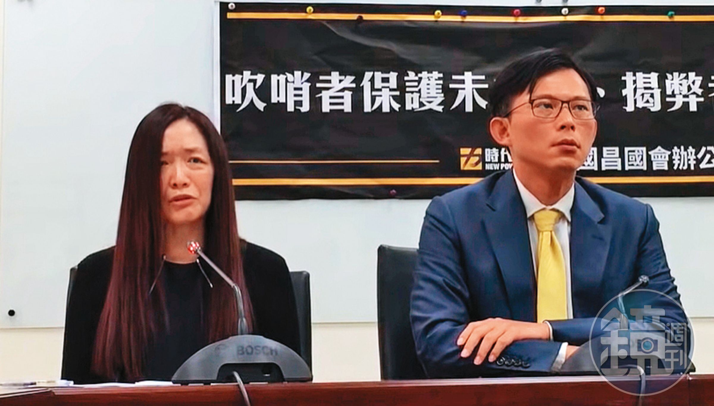 黃國昌（右）2019年底以時代力量立委身分，針對「揭弊者保護法」相關議題召開記者會，找來揭發永豐金涉詐貸案的A女李小姐（左）現身說法。（翻攝黃國昌吹哨者保護未立法揭弊者持續遭迫害記者會YouTube）
