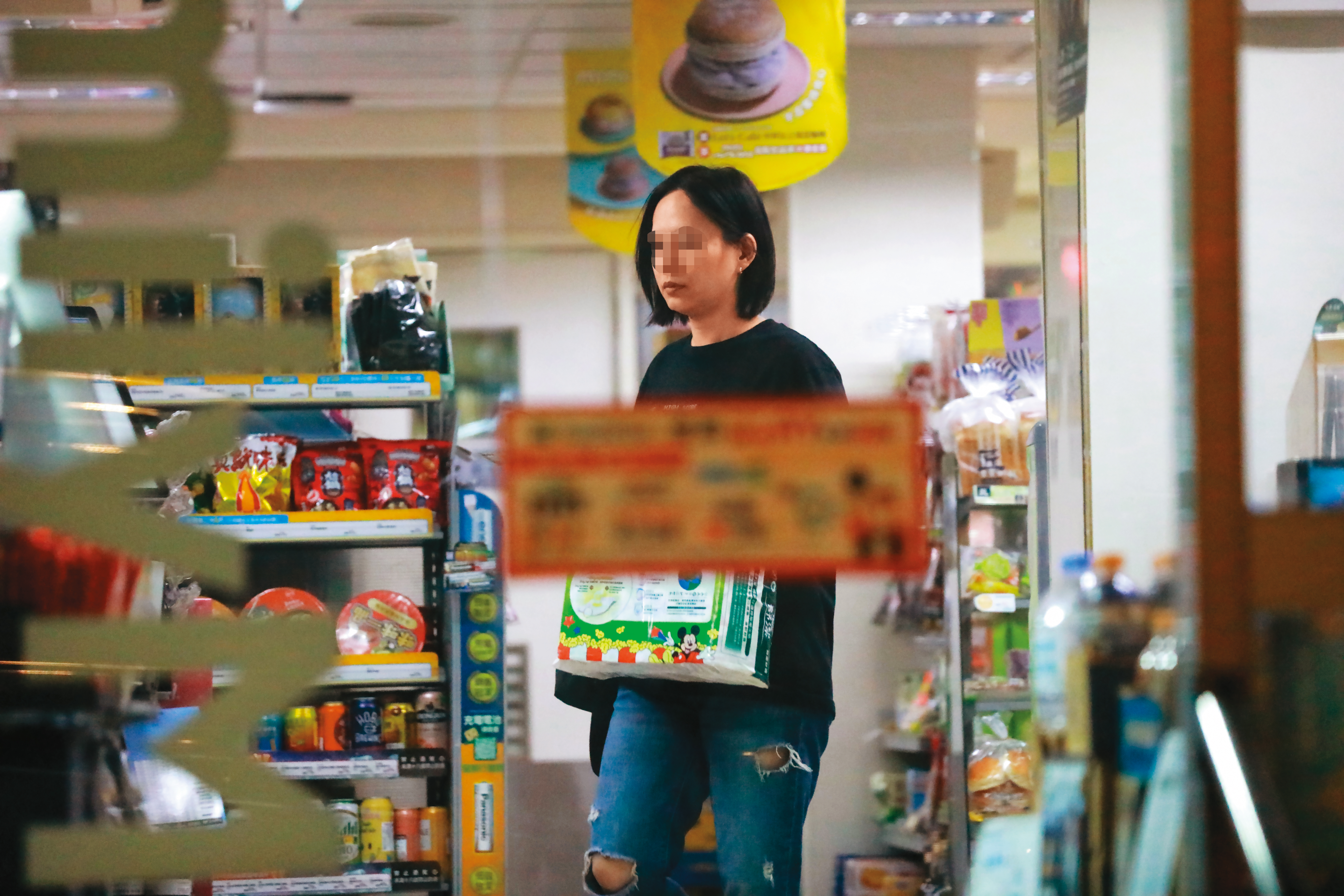 6月28日23：47，本刊調查，B小姐曾任永豐金創辦人何壽川的祕書，張晉源載她從汽車旅館離開後，她還到超商買了衛生紙才回家。