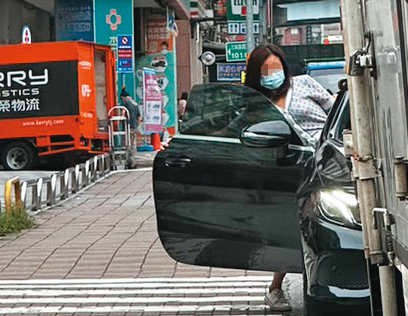 4月20日15：14，C女一出三重三和國中捷運站，立即熟門熟路地打開張晉源停在路邊的賓士車門，快速坐入副駕駛座。