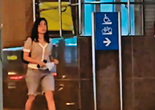 4月20日19:52,C女穿著短褲,一身年輕打扮,完全看不出是2個孩子的媽。