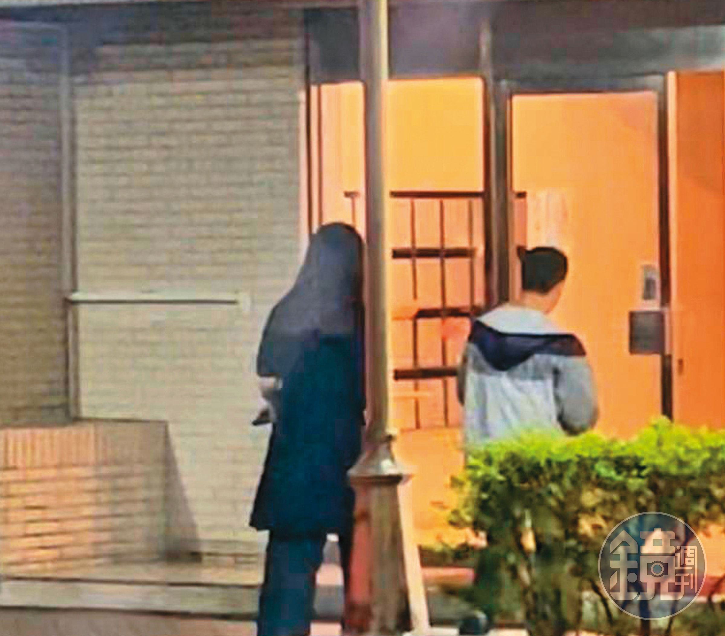 4月26日16：30，張晉源（右）與A女（左）拜拜後，友人送他們回A女處所。
