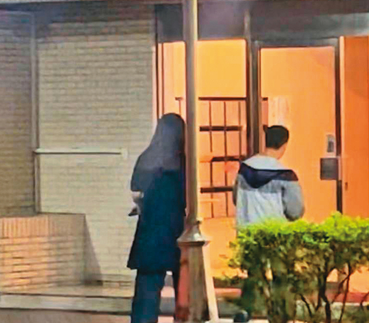 4月26日16:30,張晉源(右)與A女(左)拜拜後,友人送他們回A女處所。