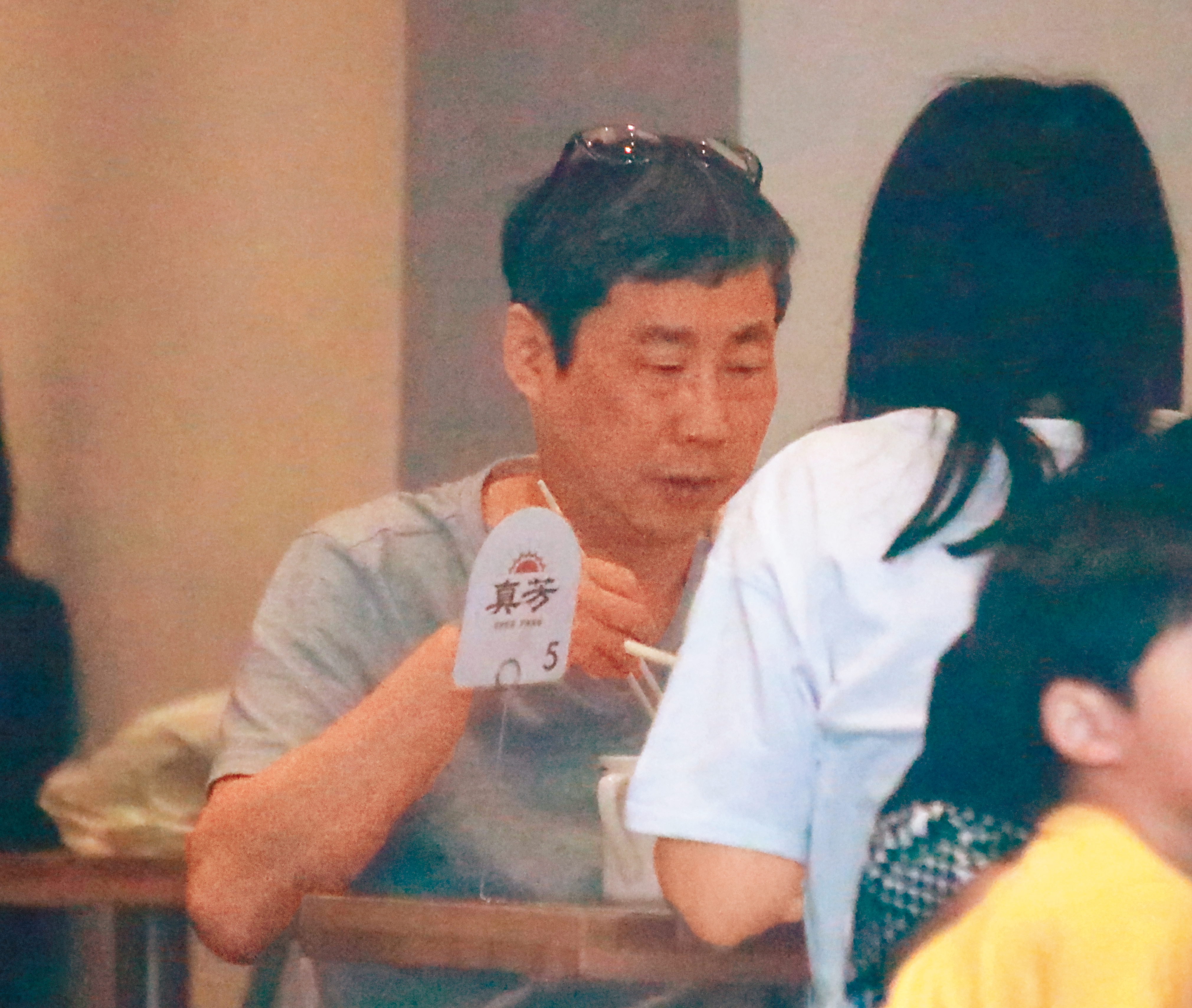 5月11日11：45，張晉源（左）帶老婆（右）到連鎖早午餐店「真芳」用餐，等級明顯與其他三女不同。