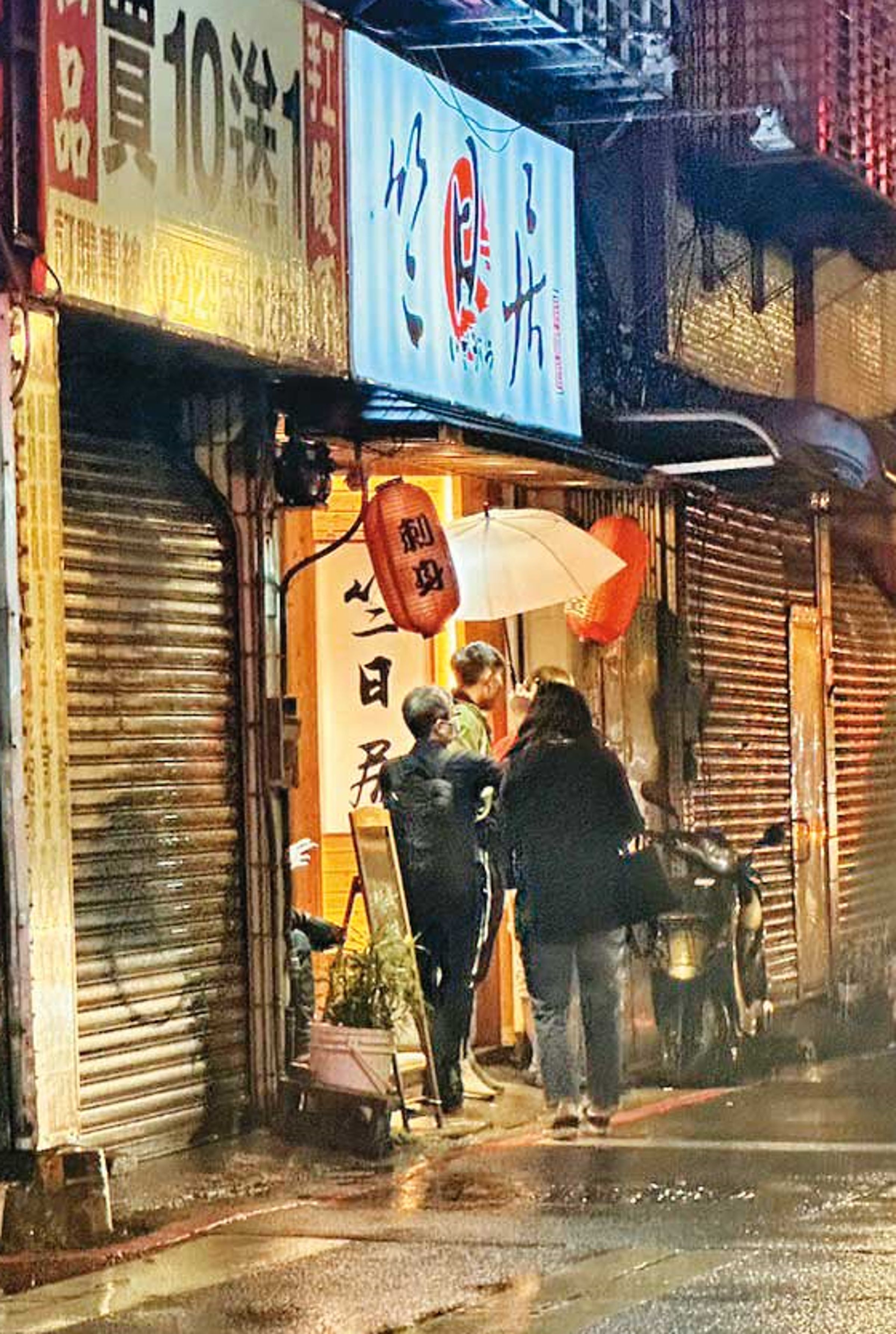 4月19日21：50，張晉源與B小姐離開摩鐵後，到板橋三民路小巷的名店竺日居居酒屋大啖美食。