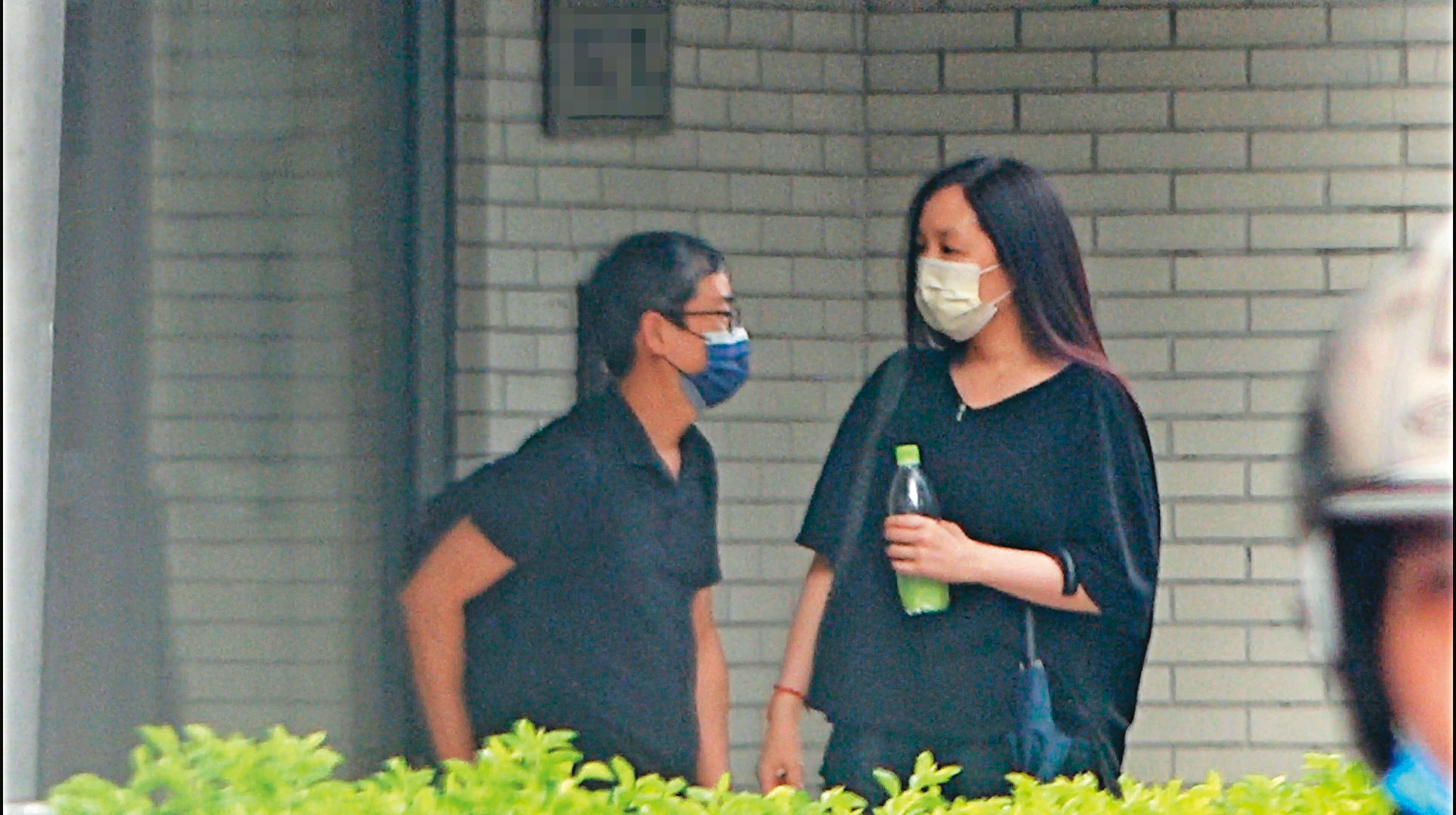 6月28日16：46，張晉源（左）和A女（右）在女方處所前聊天。