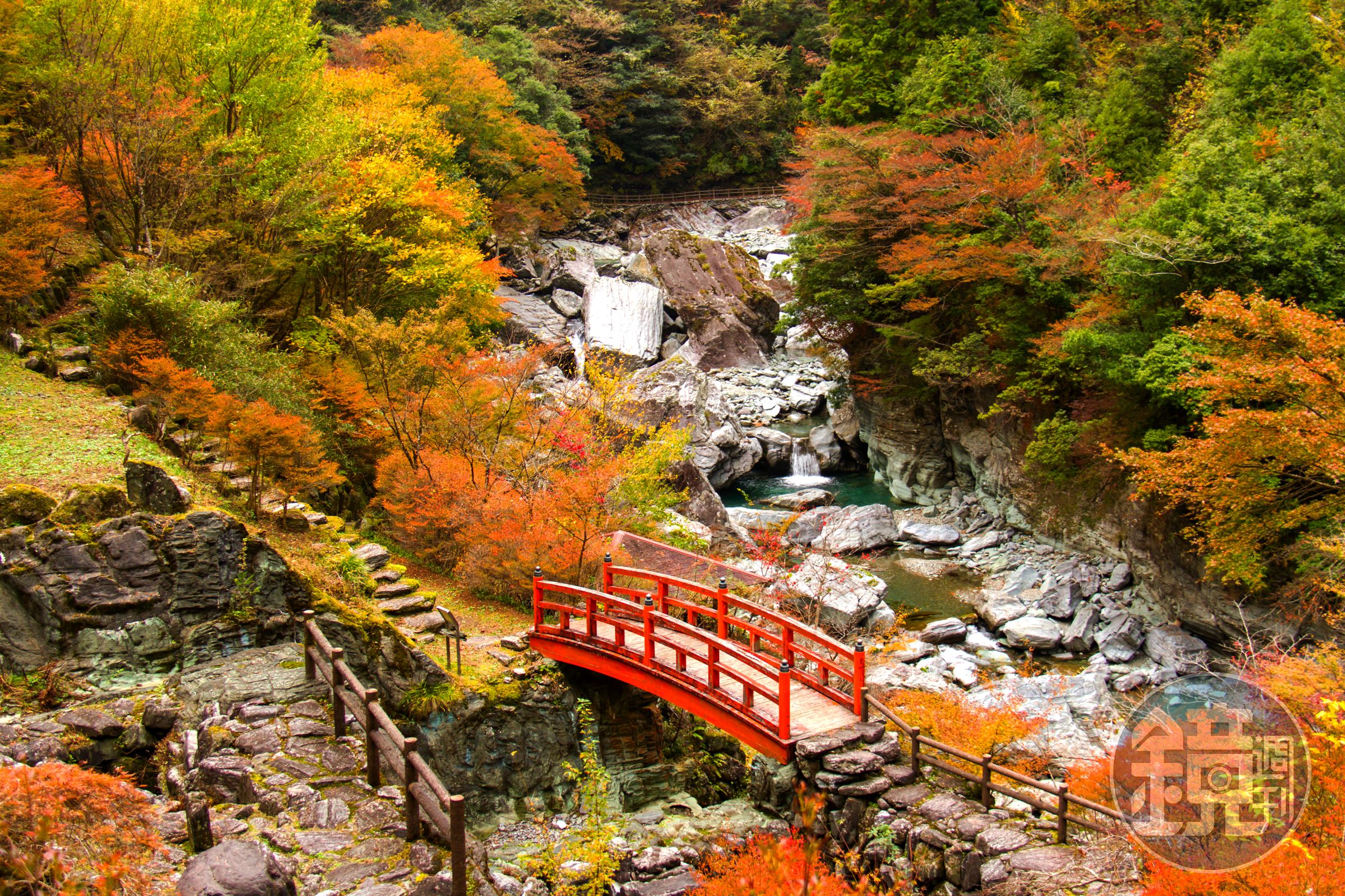 秋冬季節造訪四國，能欣賞到安居溪谷的美景。（燦星旅遊提供）