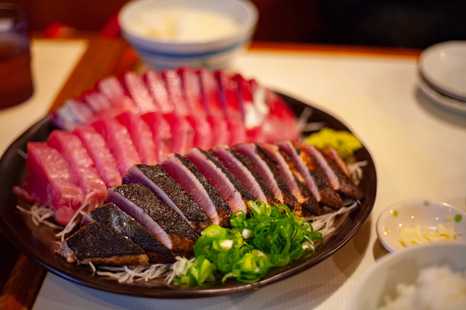 鰹魚是高知的名產，炙燒鰹魚則是高知的精神象徵美食。（燦星旅遊提供）