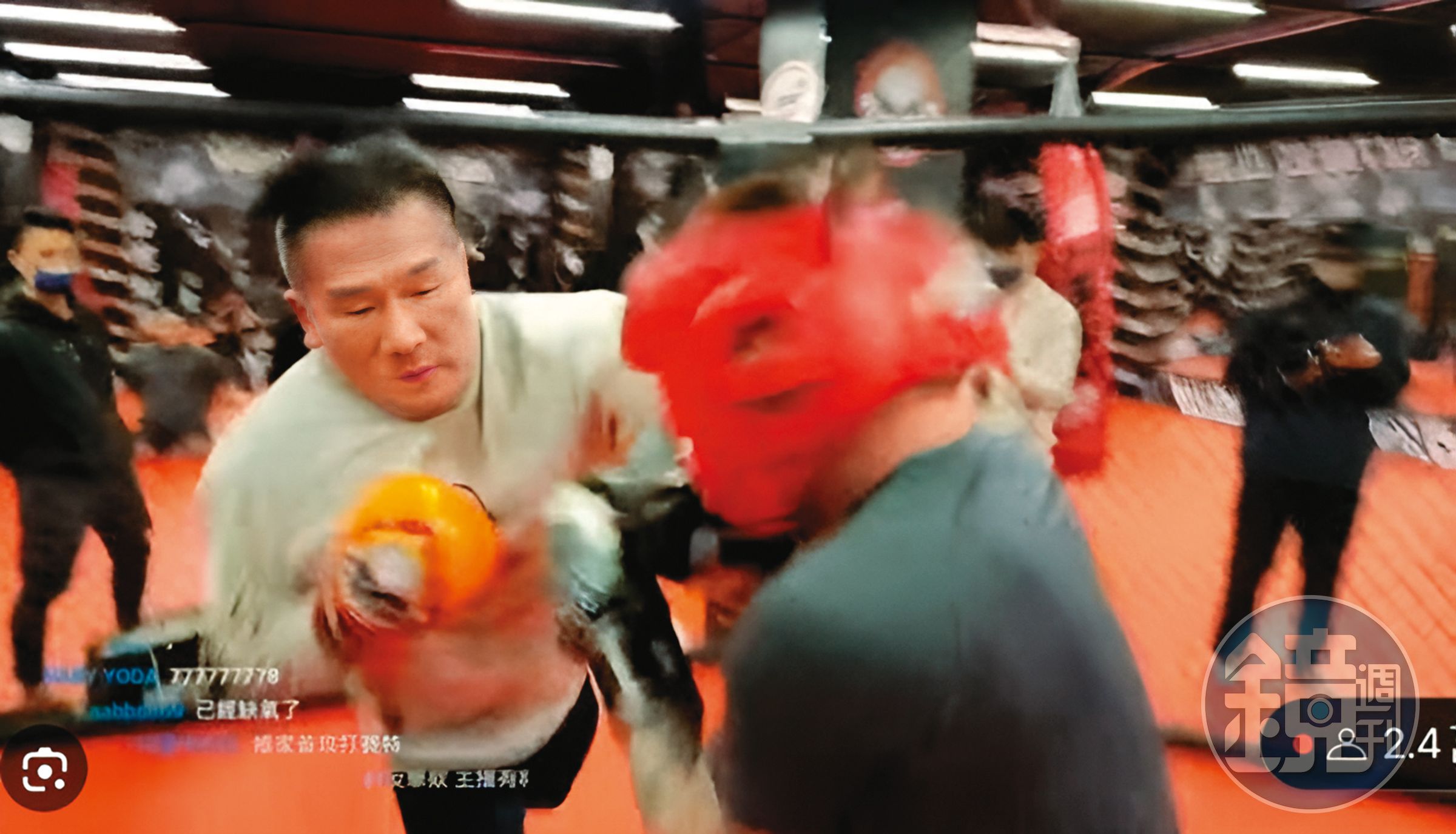 館長(左)和Toyz的拳擊教練是同一人,館長也在Toyz敗戰後暖心抖內。(翻攝自網路)