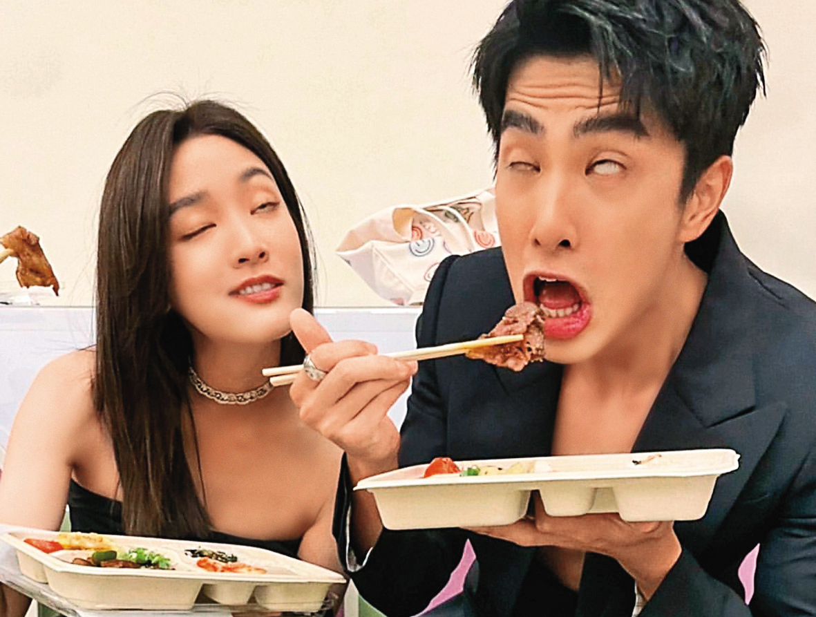 王淨（左）被說太瘦，與曾敬驊（右）開吃啃便當，展現「餓勢力」。（翻攝自王淨IG）