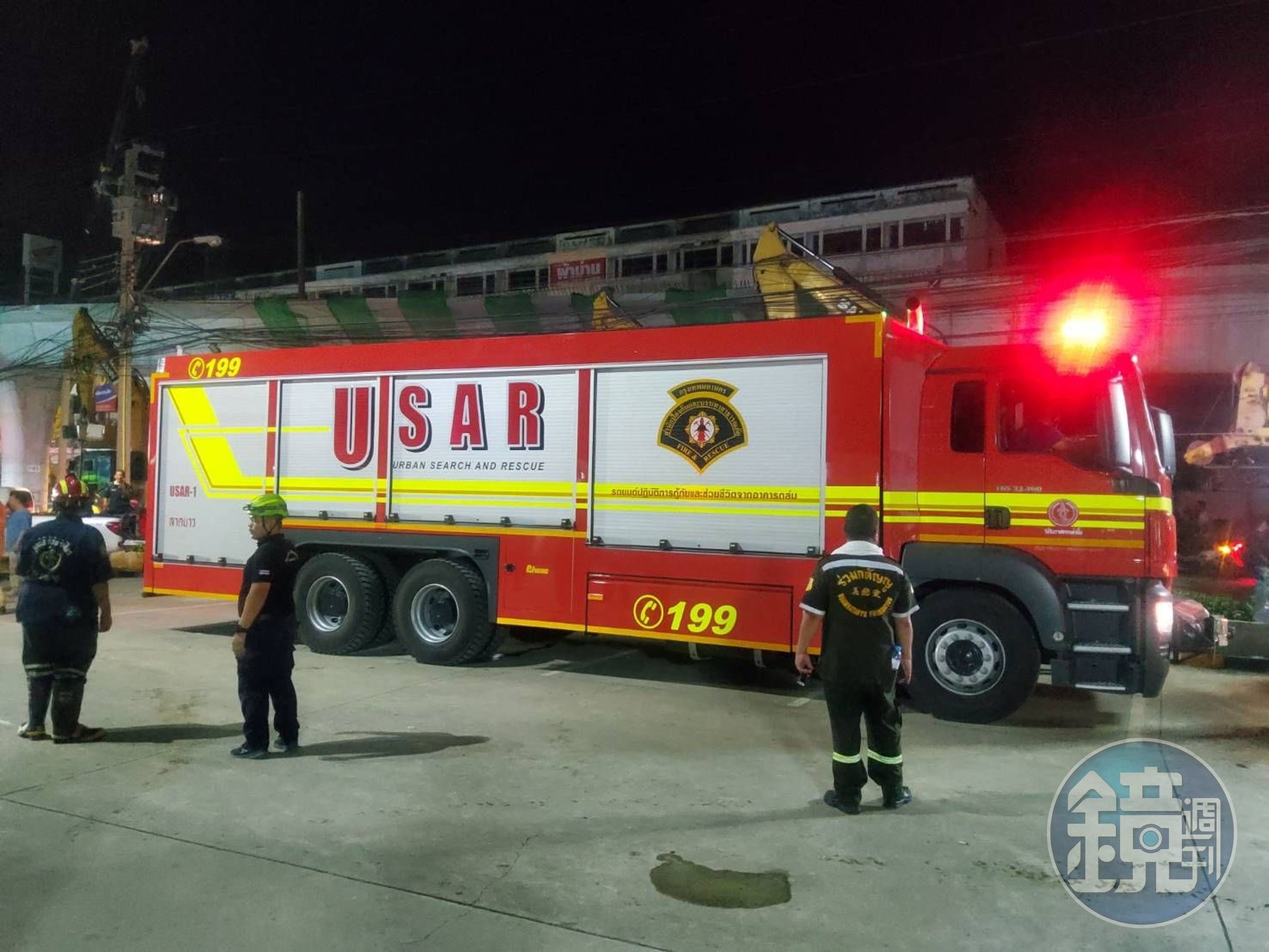 警消前往高架橋崩塌現場搶救。（翻攝自推特@BKK_community）