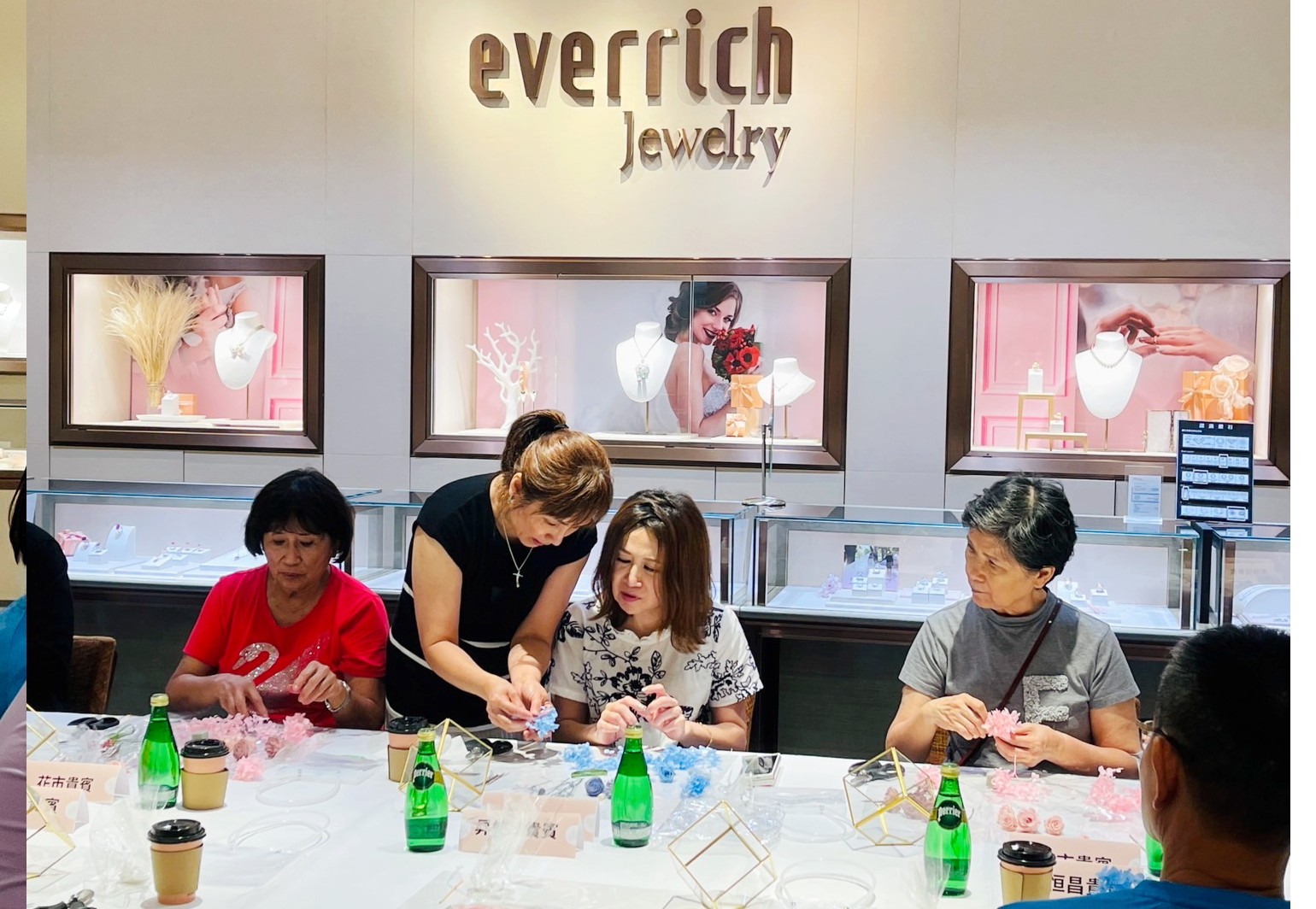 知名主播陳斐娟參與本次手作永生花，實際體驗完整製作過程，並開心與現場體驗貴賓分享作品。（昇恆昌提供）