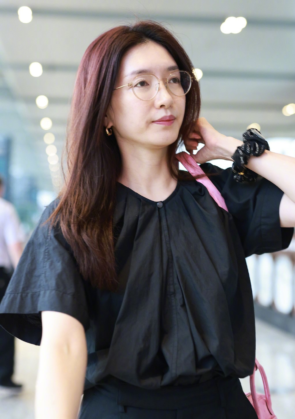 中國女星江疏影近日素顏照引起對岸網友討論。（翻攝自微博）