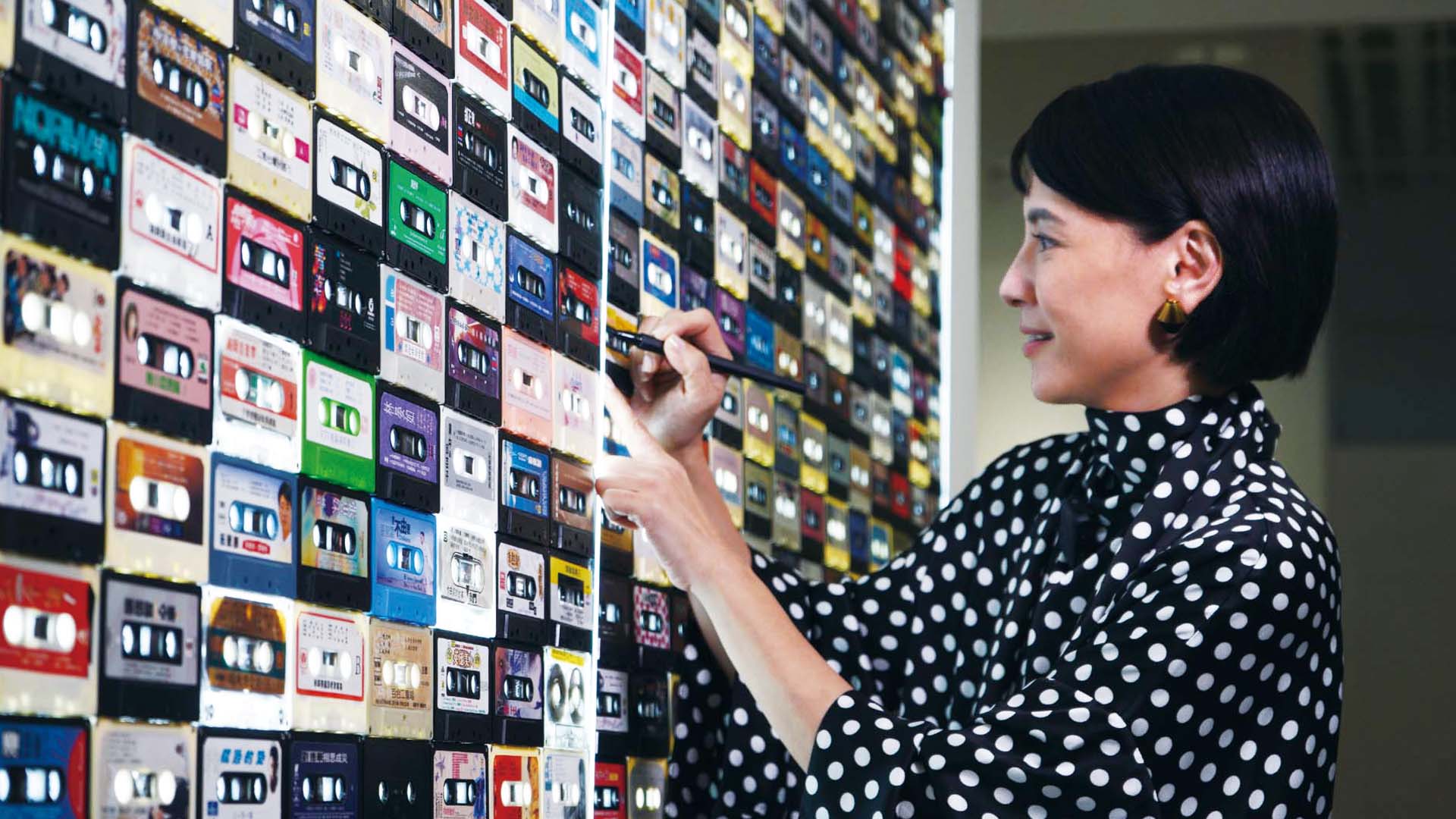 李心潔在北流文化館大廳發現自己首張專輯錄音帶，興奮地留下簽名。（台北流行音樂中心提供）