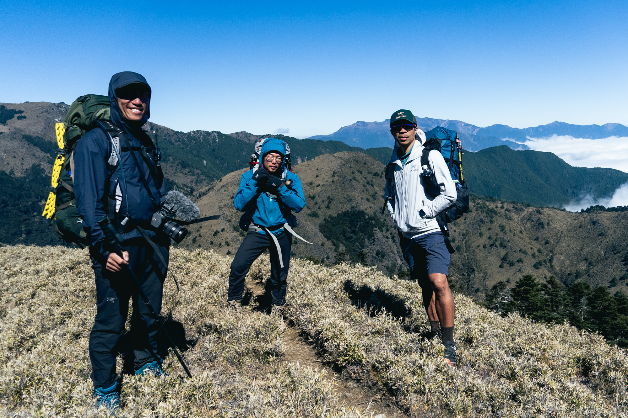 《群山之島與不去會死的他們》第二季主角張國威（右），率導演程紀皓（中）與團隊走出既有傳統路線。（公視提供、攝影Katie Chen）