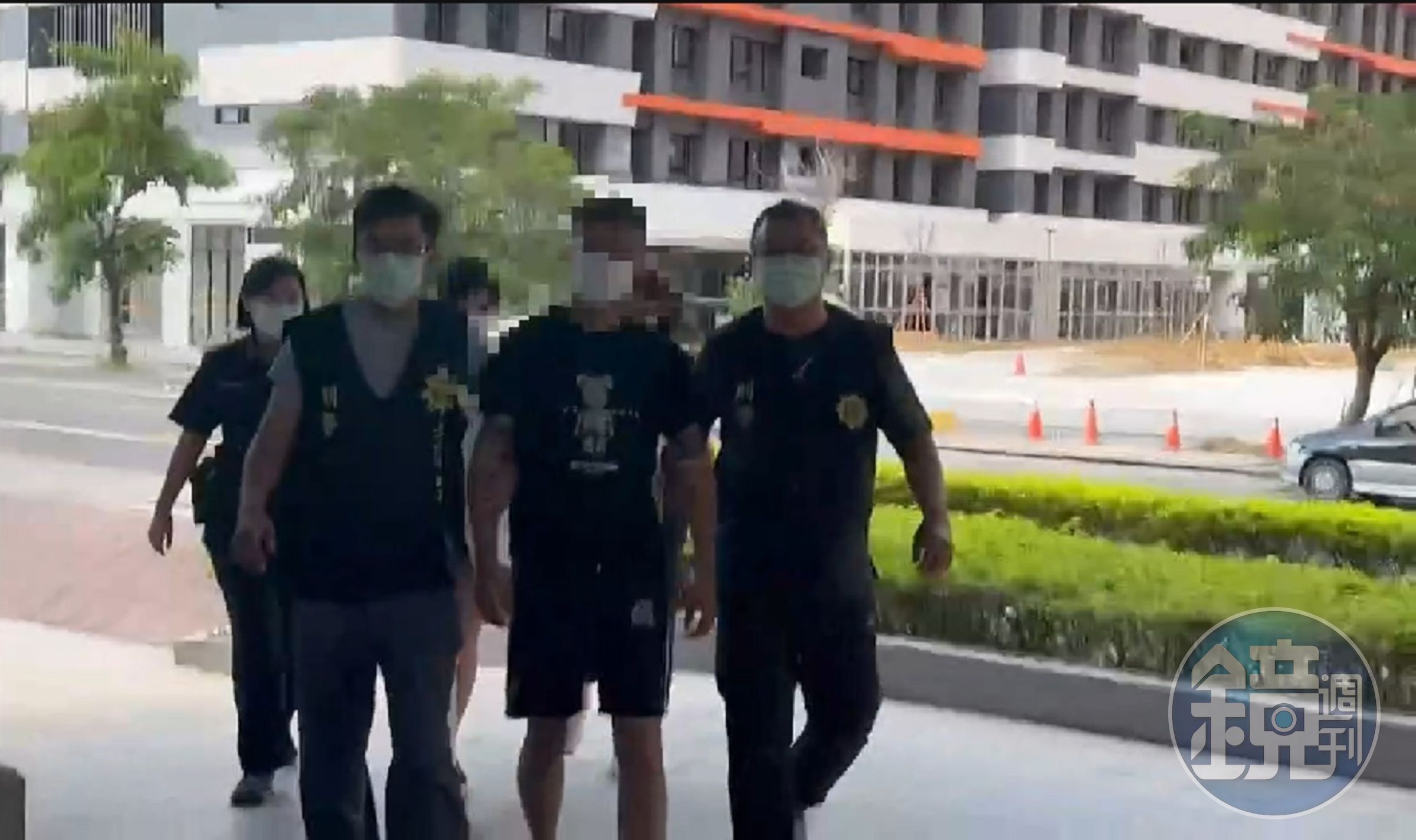 台南發生男子遭擄走毆打致死,被丟包醫院命案,警方帶回涉案嫌犯偵辦。(翻攝畫面)