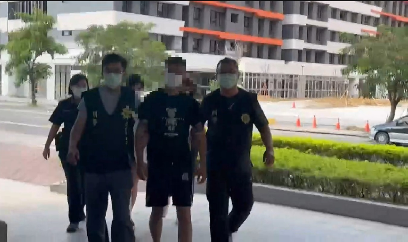 台南發生男子遭擄走毆打致死，被丟包醫院命案，警方帶回涉案嫌犯偵辦。（翻攝畫面）