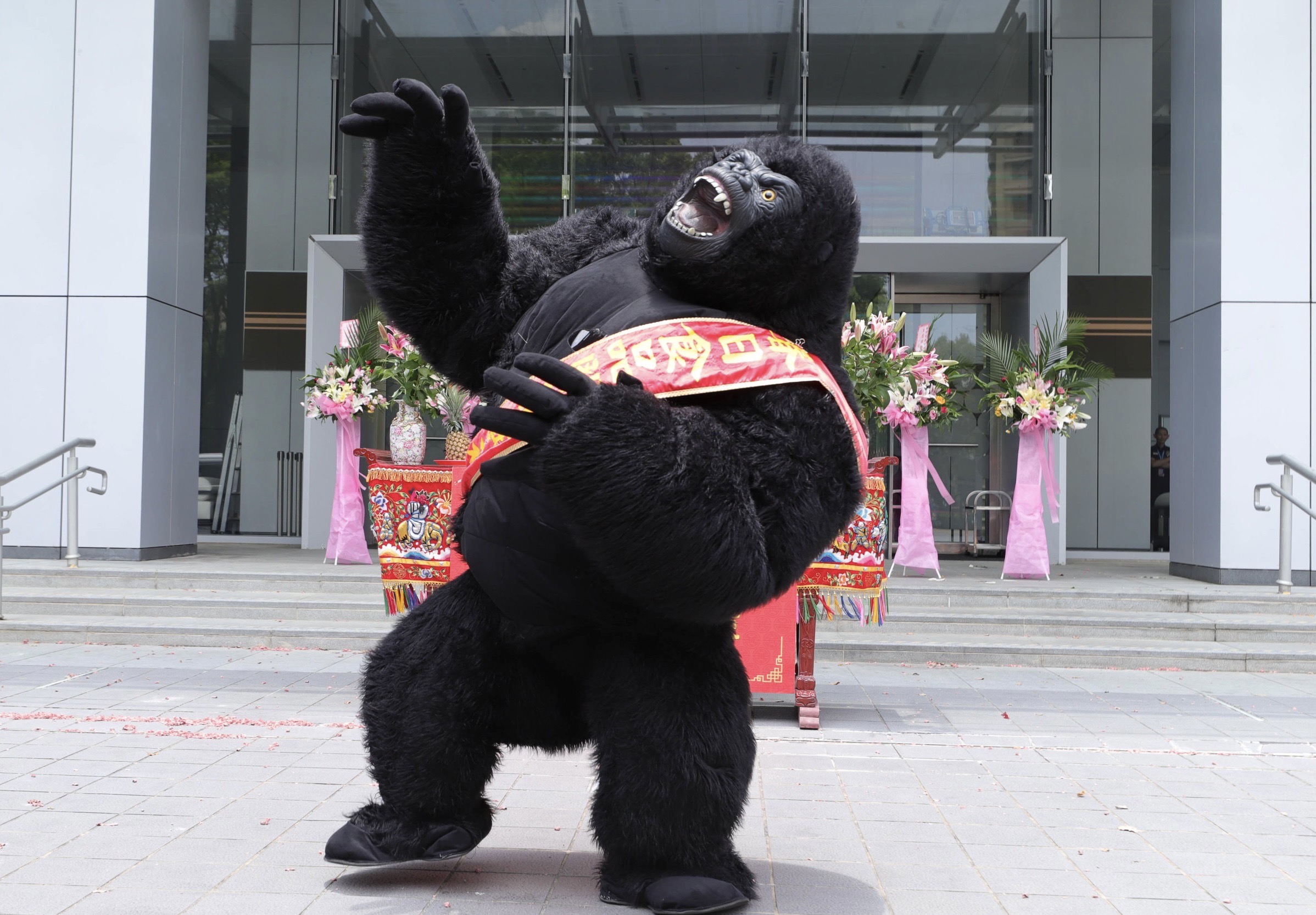 民視8點檔《市井豪門》邀請蘆洲的鍾藝劇團「金剛陣頭」客串演出。（民視提供）