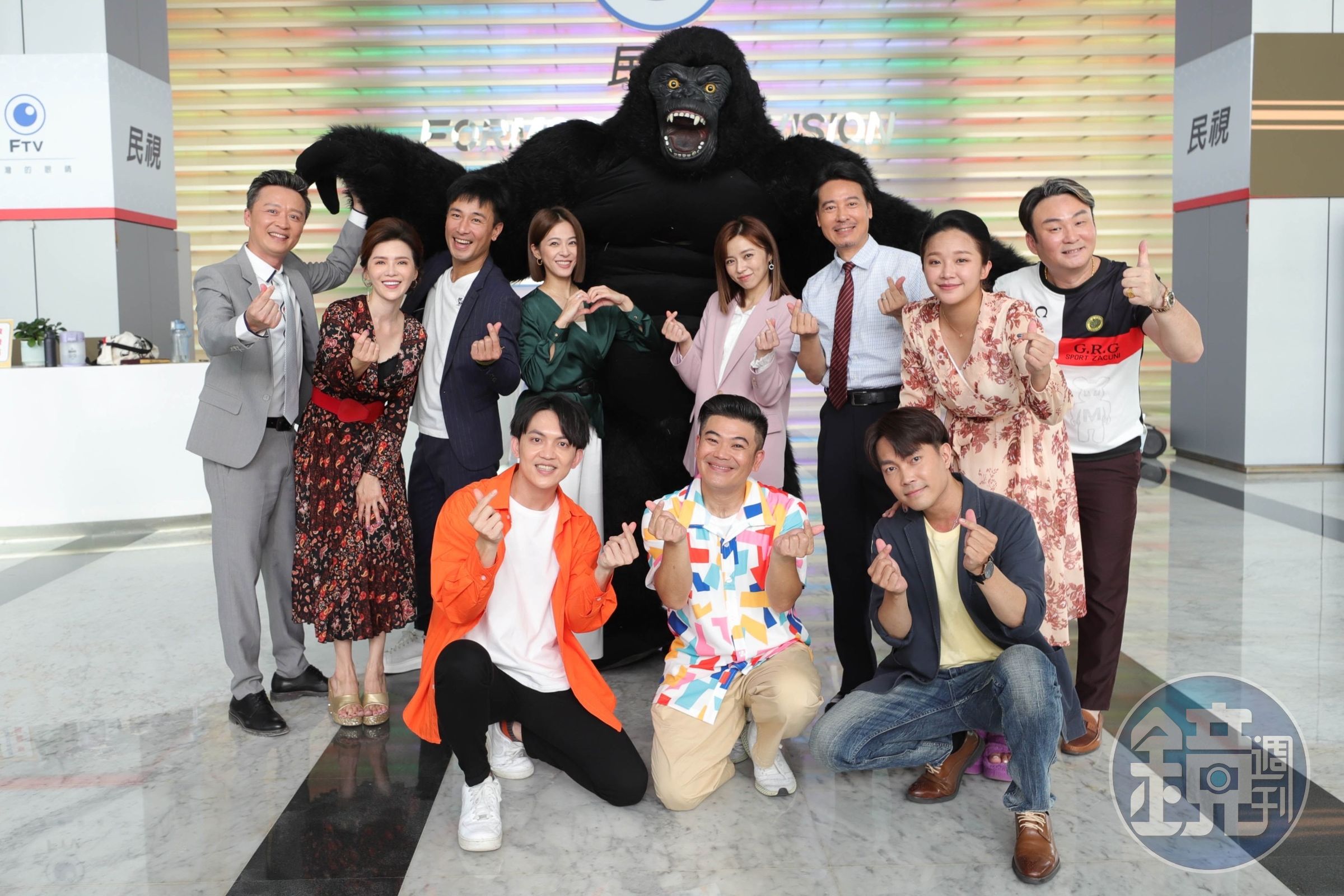演員傅子純、蘇晏霈、王瞳、尹昭德、何豪傑、林道遠、胡嘉愛、馬國畢、洪毛、賴慧如、許仁杰、郭忠祐一起為劇中「春日食品」進行開幕典禮。（民視提供）