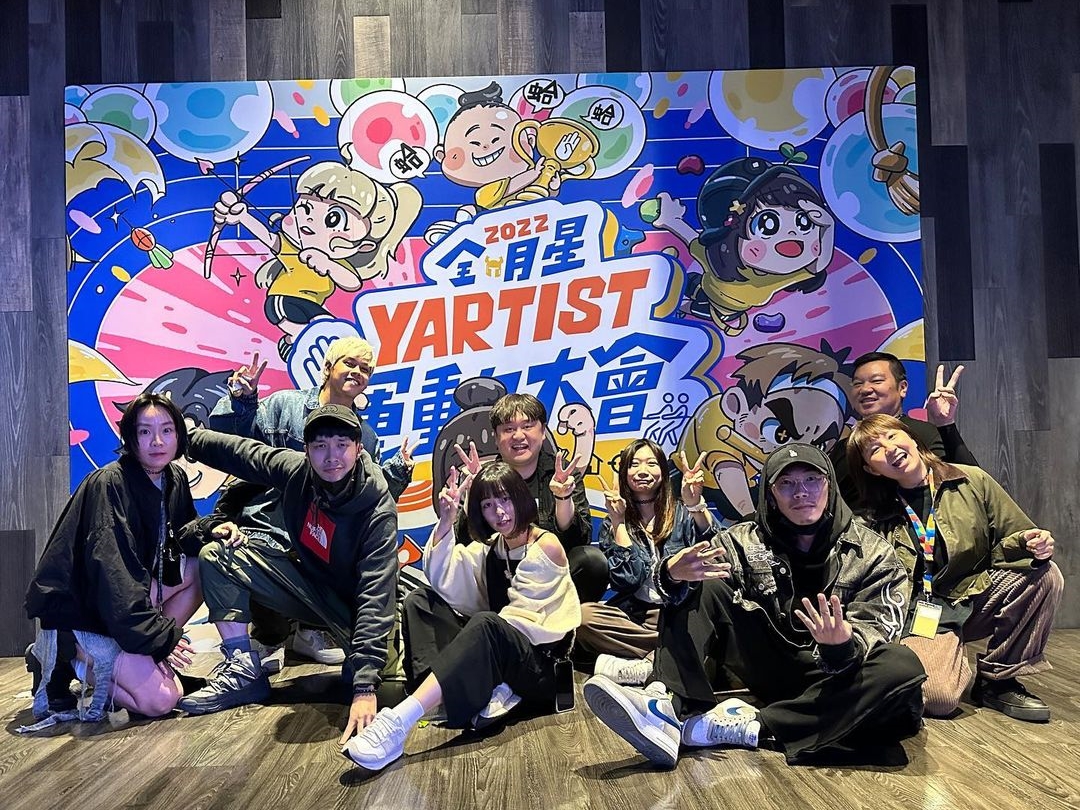 「木曜4超玩」擁有234萬訂閱，許多幕後工作人員都會在影片中露臉，也為觀眾耳熟能詳。（翻攝自陳百祥IG）