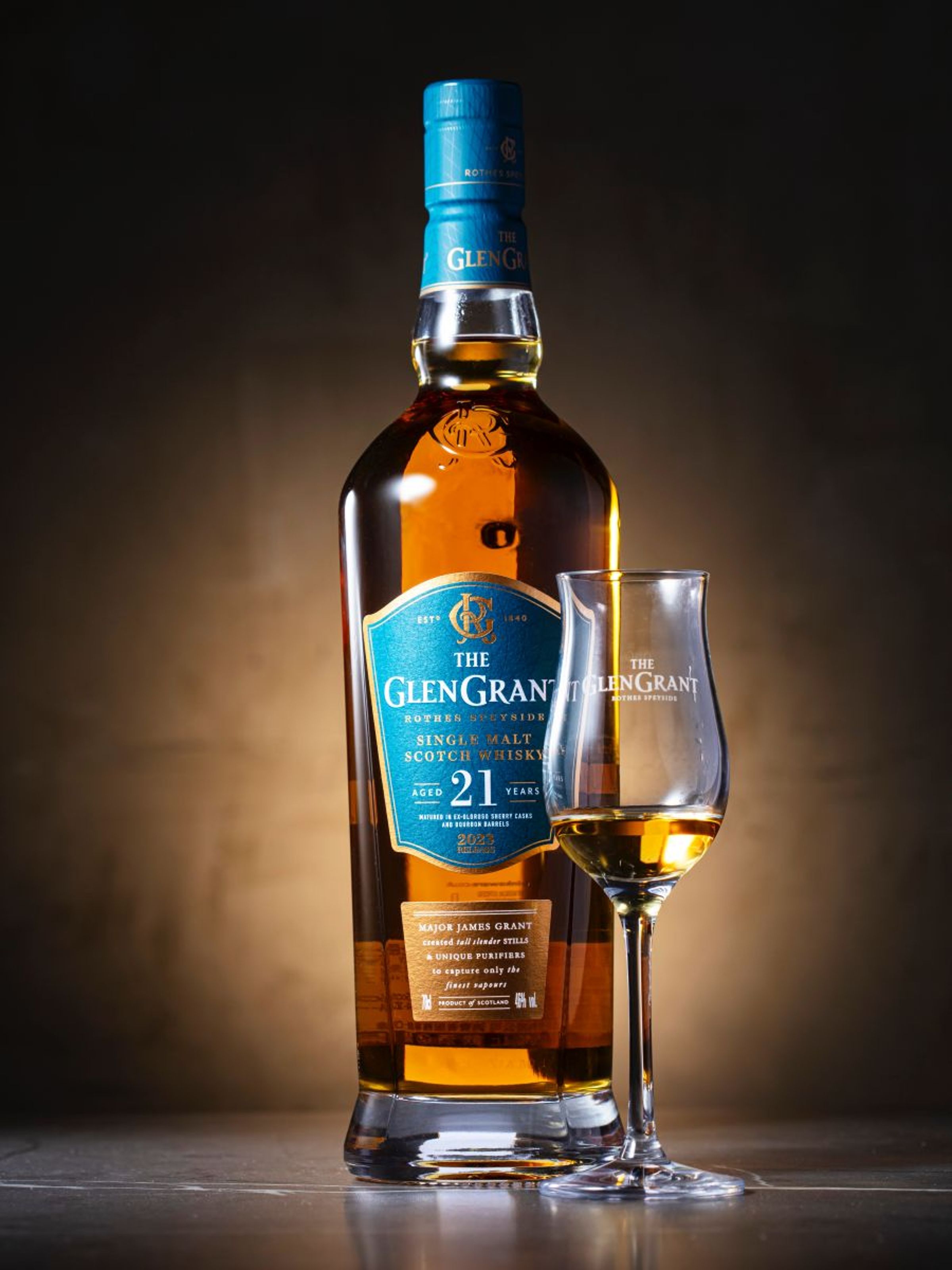 蘇格蘭單一麥芽威士忌品牌格蘭冠(Glen Grant)推出最新21年單一麥芽威士忌,是其核心酒款最老的陳年。參考售價約NT$6,600。(攝影:游銘元)