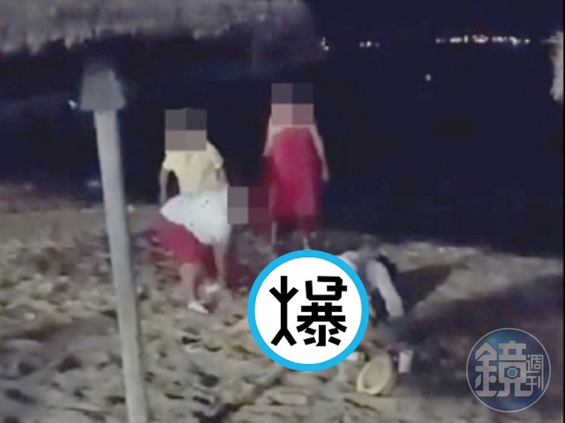 情侶變「蜘蛛人」在海邊愛愛隨波高潮，阿嬤拿起拖鞋直接巴下去。（翻自《太陽報》）